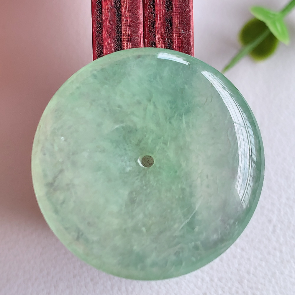 冰润平安扣吊坠，厚装饱满，冰润剔透，细腻水足，种质润泽，飘花灵动，佩戴优雅大气，W03.2   尺寸：30-5.5mm