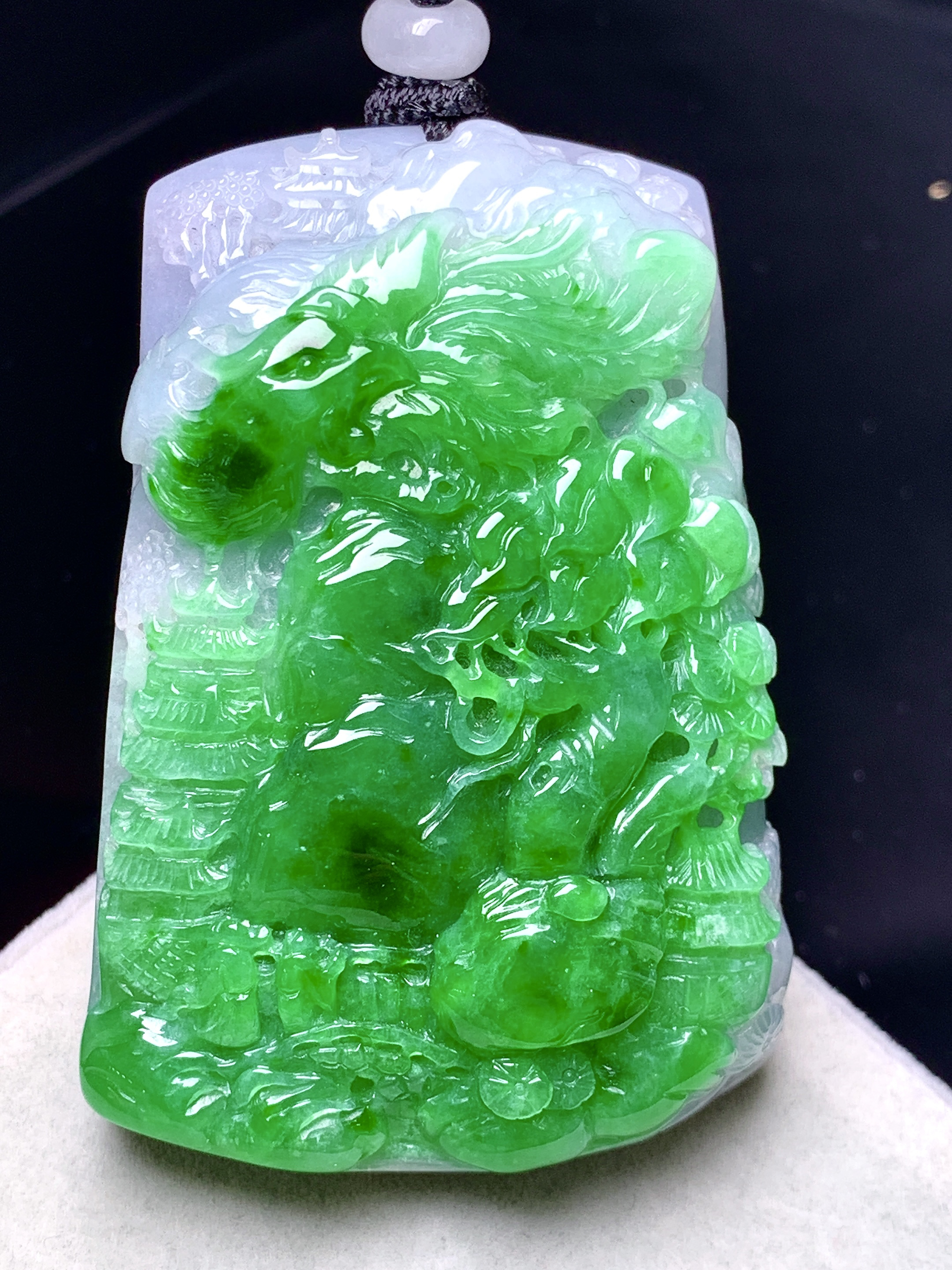 飘绿山水牌子吊坠 玉质细腻 色泽艳丽清新 水润亮眼 整体尺寸54.3*37*15w1