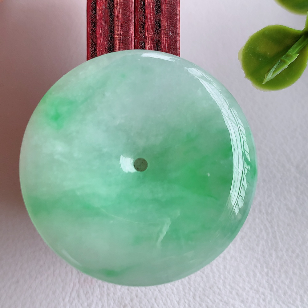 冰润飘绿平安扣吊坠，厚装饱满，冰润剔透，细腻水足，种质润泽，飘花灵动，佩戴优雅大气，W415.2   尺寸：33.2-4.8mm