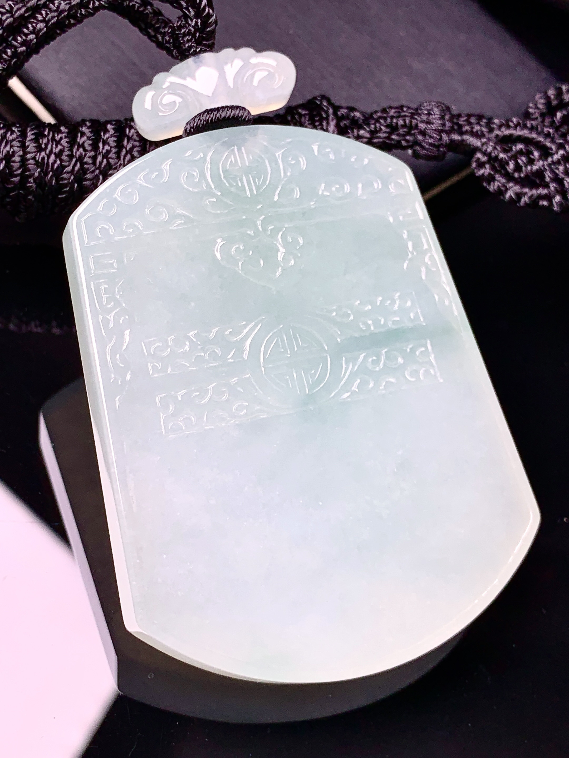 飘花无事牌吊坠 玉质细腻 色泽艳丽清新 水润亮眼 整体尺寸55.6*42.6*6L1