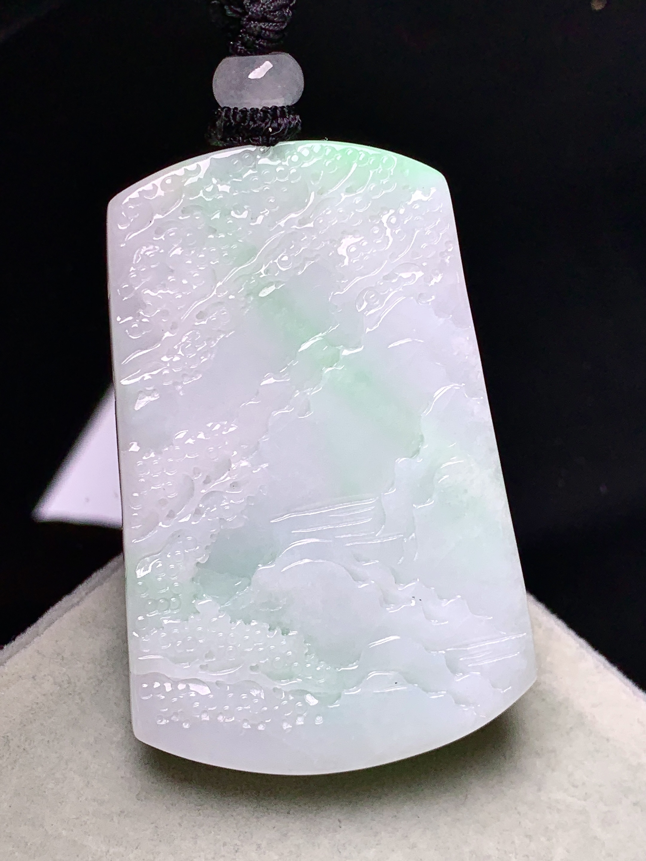 飘阳绿山水牌子吊坠 玉质细腻 色泽艳丽清新 水润亮眼 整体尺寸47.2*30.5*9.8w1