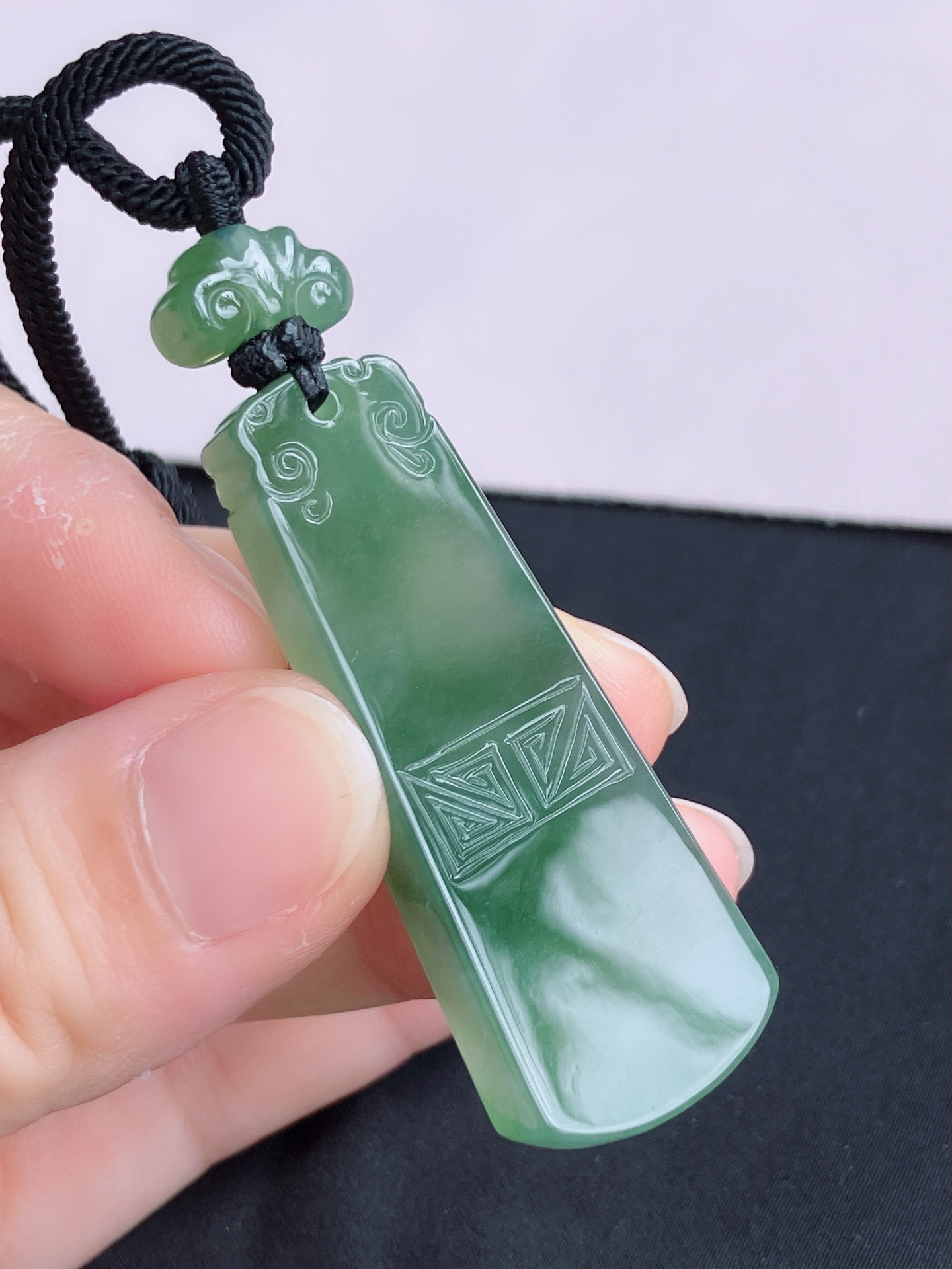️油绿无事牌，简约时尚，尺寸49.3/19.6/6.5，自然光实拍