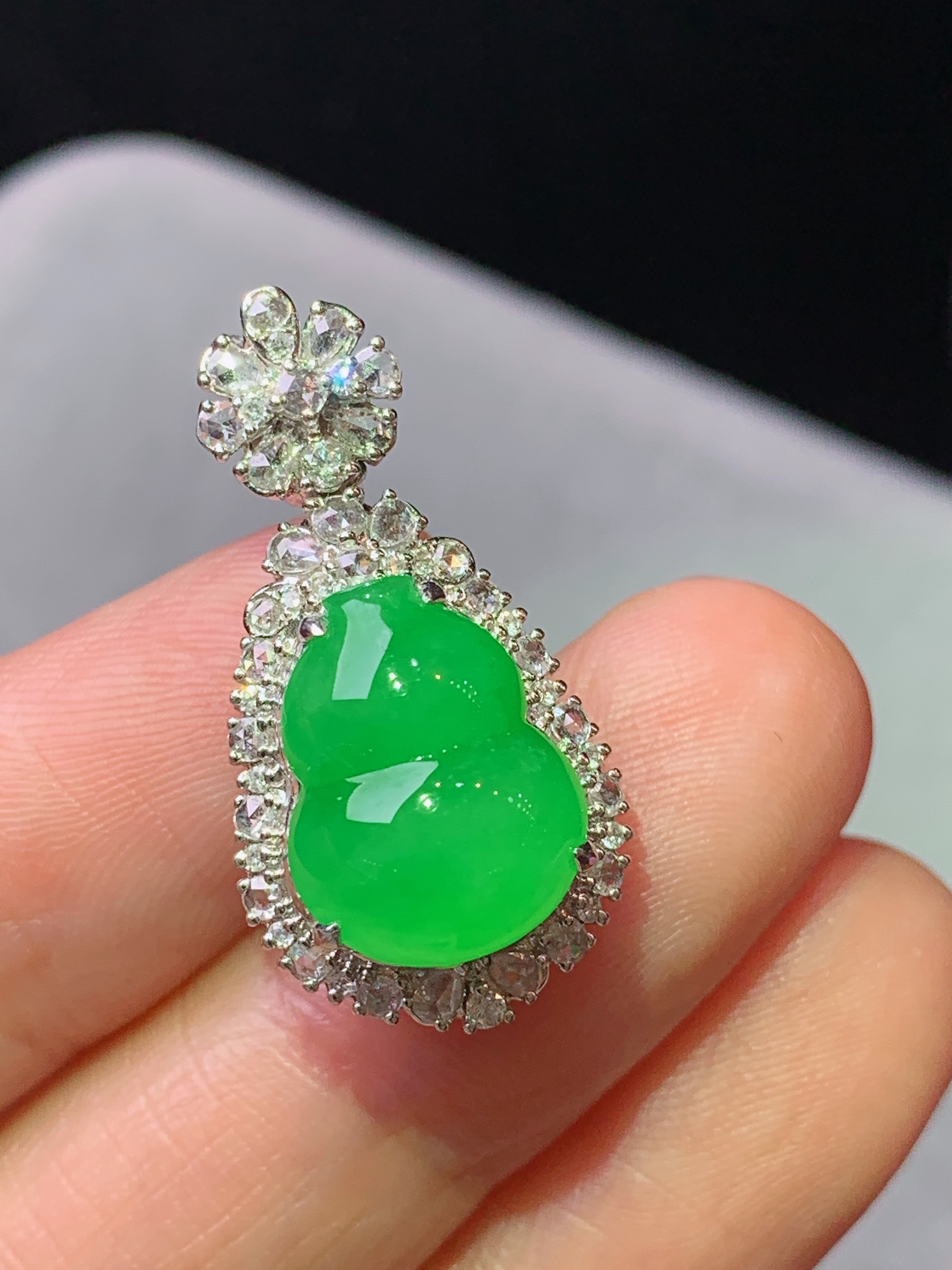 18k金钻镶嵌阳绿葫芦吊坠 玉质细腻 色泽艳丽清新 水润亮眼 整体尺寸27*14*11.5 h2