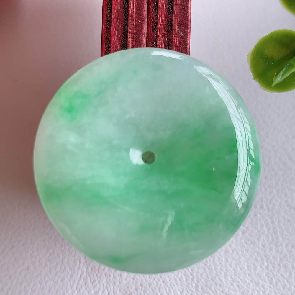 冰润飘绿平安扣吊坠，厚装饱满，冰润剔透，细腻水足，种质润泽，飘花灵动，佩戴优雅大气，W415.2   尺寸：33.2-4.8mm