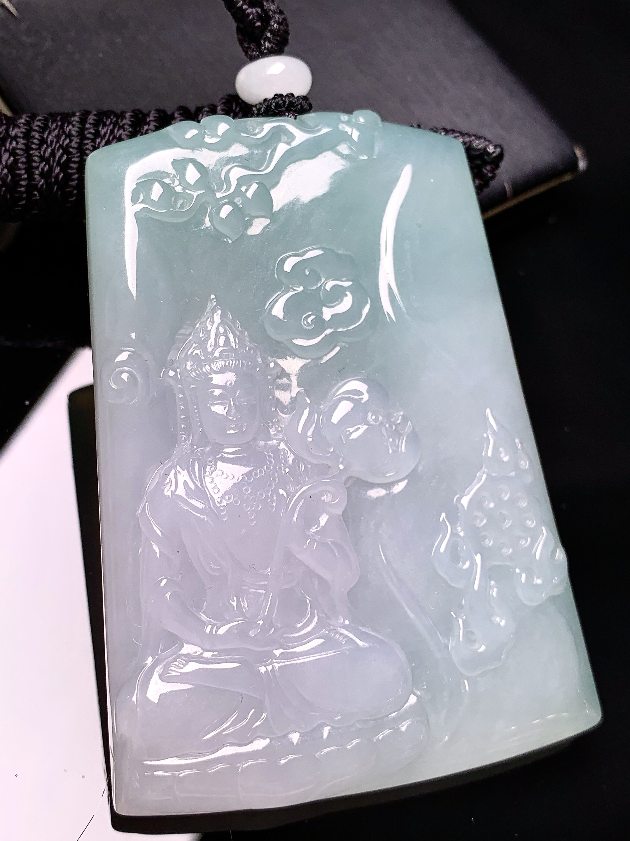 飘绿度母观音菩萨吊坠 玉质细腻 色泽艳丽清新 水润亮眼 整体尺寸65.8*47.6*7.6L1