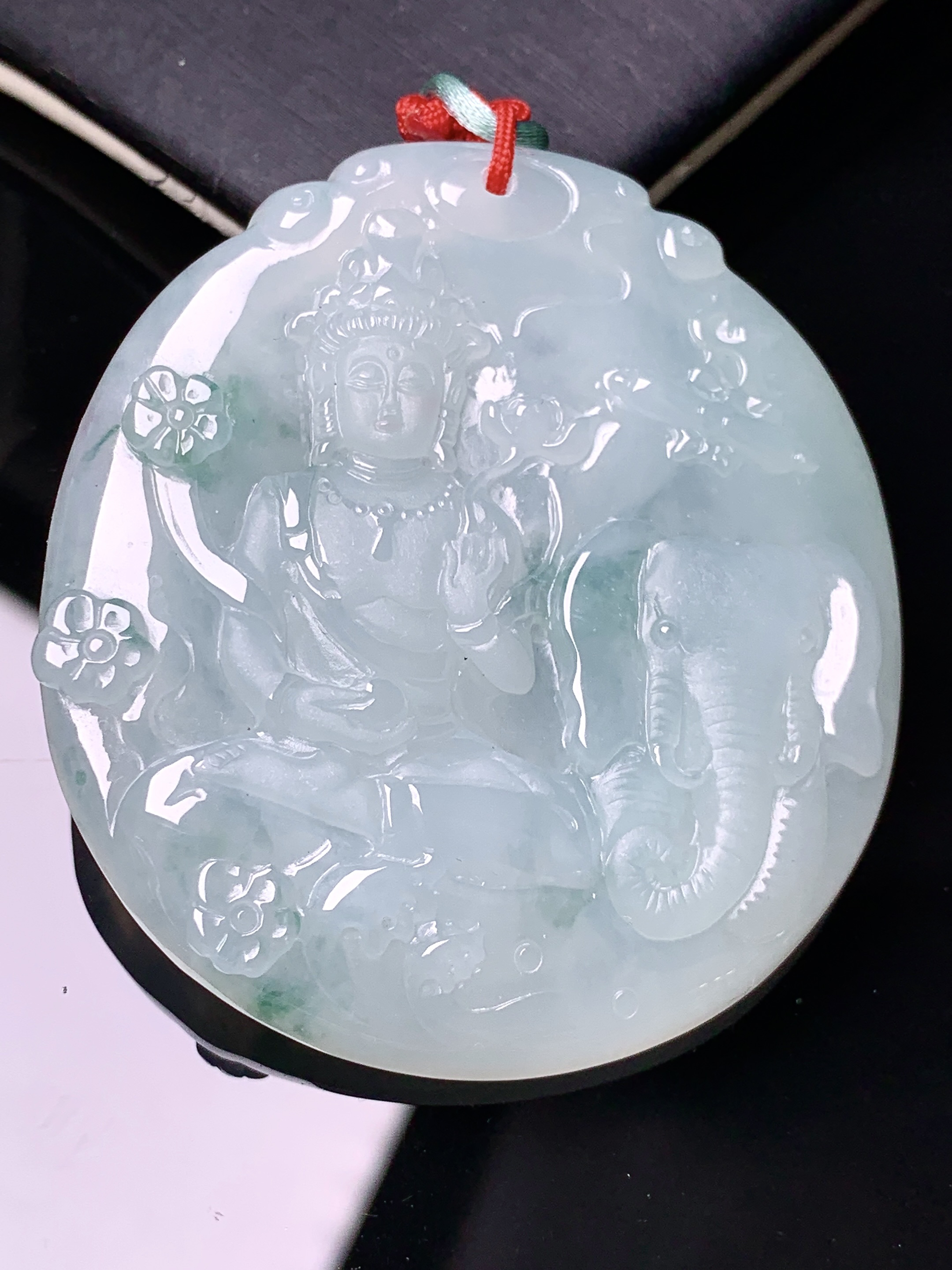 飘绿普贤观音菩萨吊坠 玉质细腻 色泽艳丽清新 水润亮眼 整体尺寸51.3*46.5*5.5b2