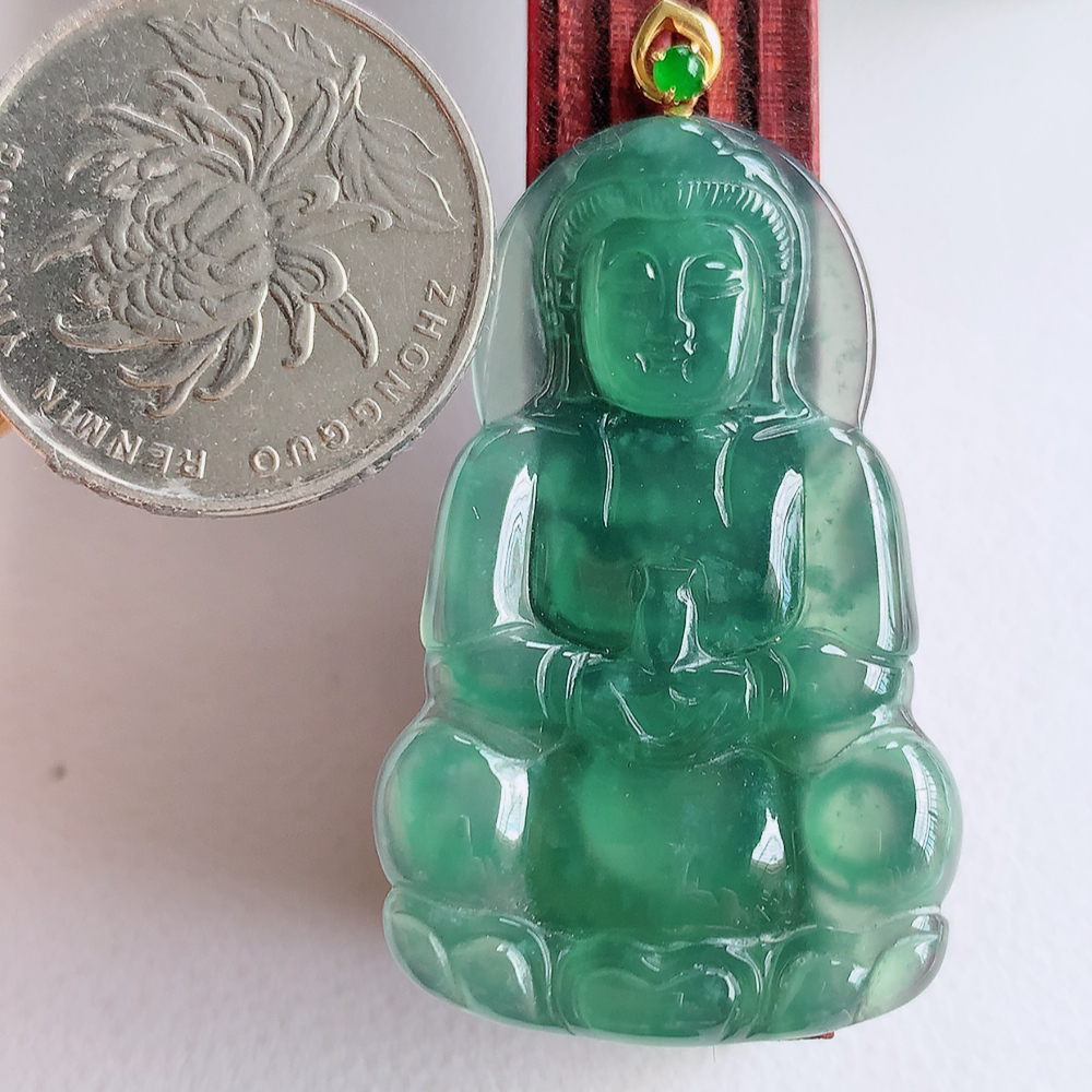 18k金扣蓝冰精雕观音吊坠，法相端庄大气，工艺精湛，种色浓郁，细腻饱满冰润，种老水足，收藏佳品，佩戴大气  W03.2   尺寸：42.5-26-3.6mm