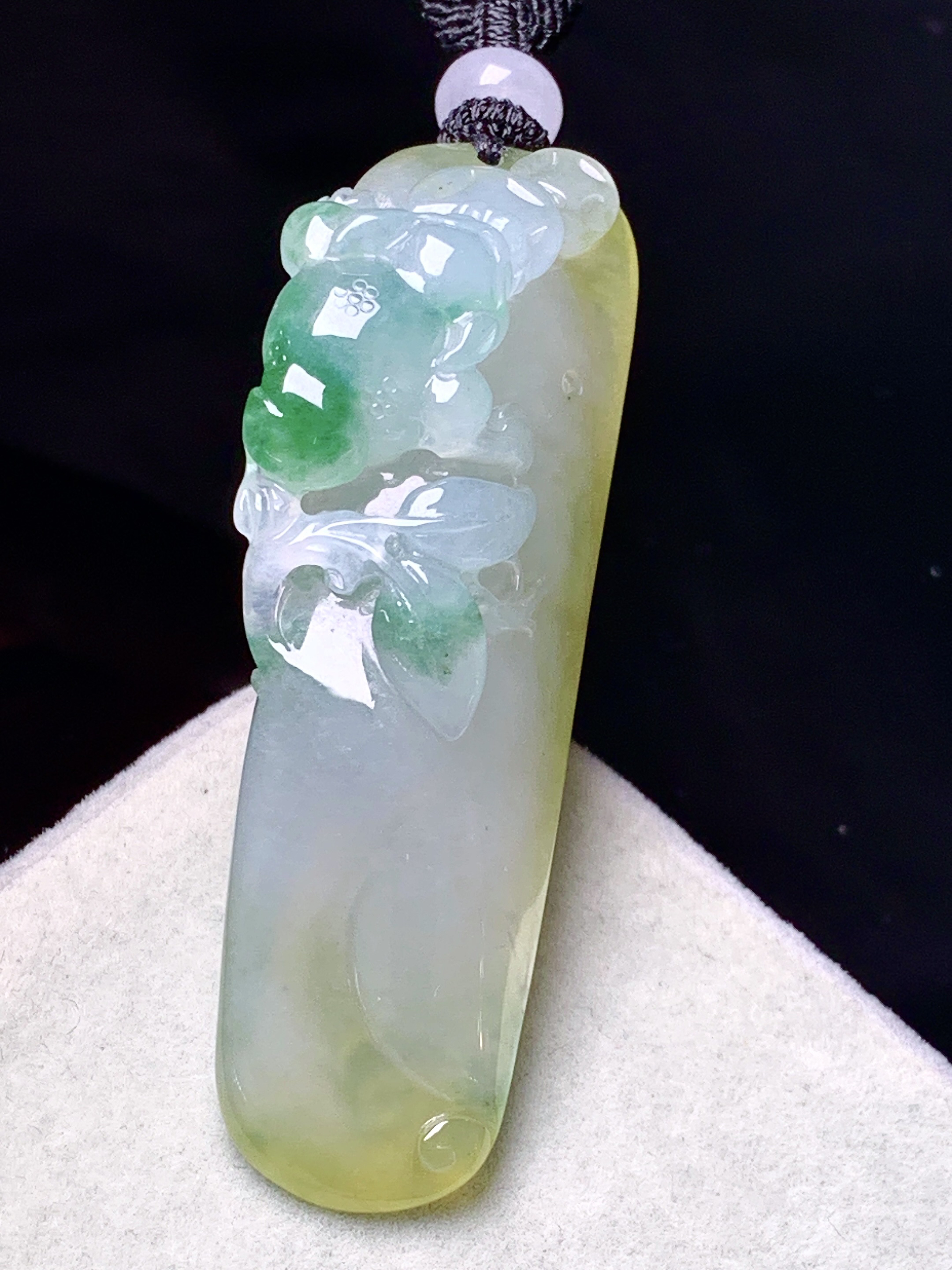 飘黄绿翡雕花件吊坠 玉质细腻 色泽艳丽清新 水润亮眼 整体尺寸54.3*11.6*14.6L1