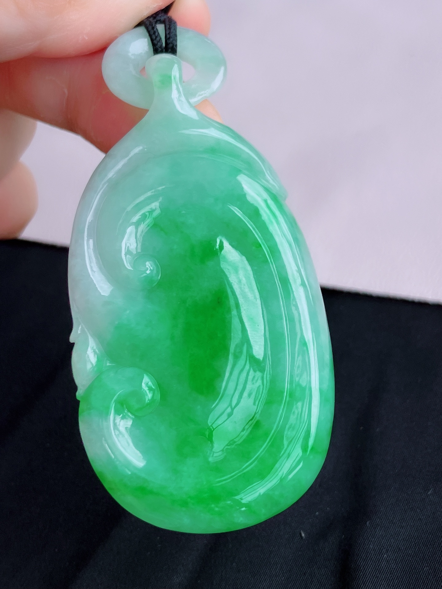 ️，翠绿大如意，色美清爽，尺寸66.8/37/7.3，自然光实拍