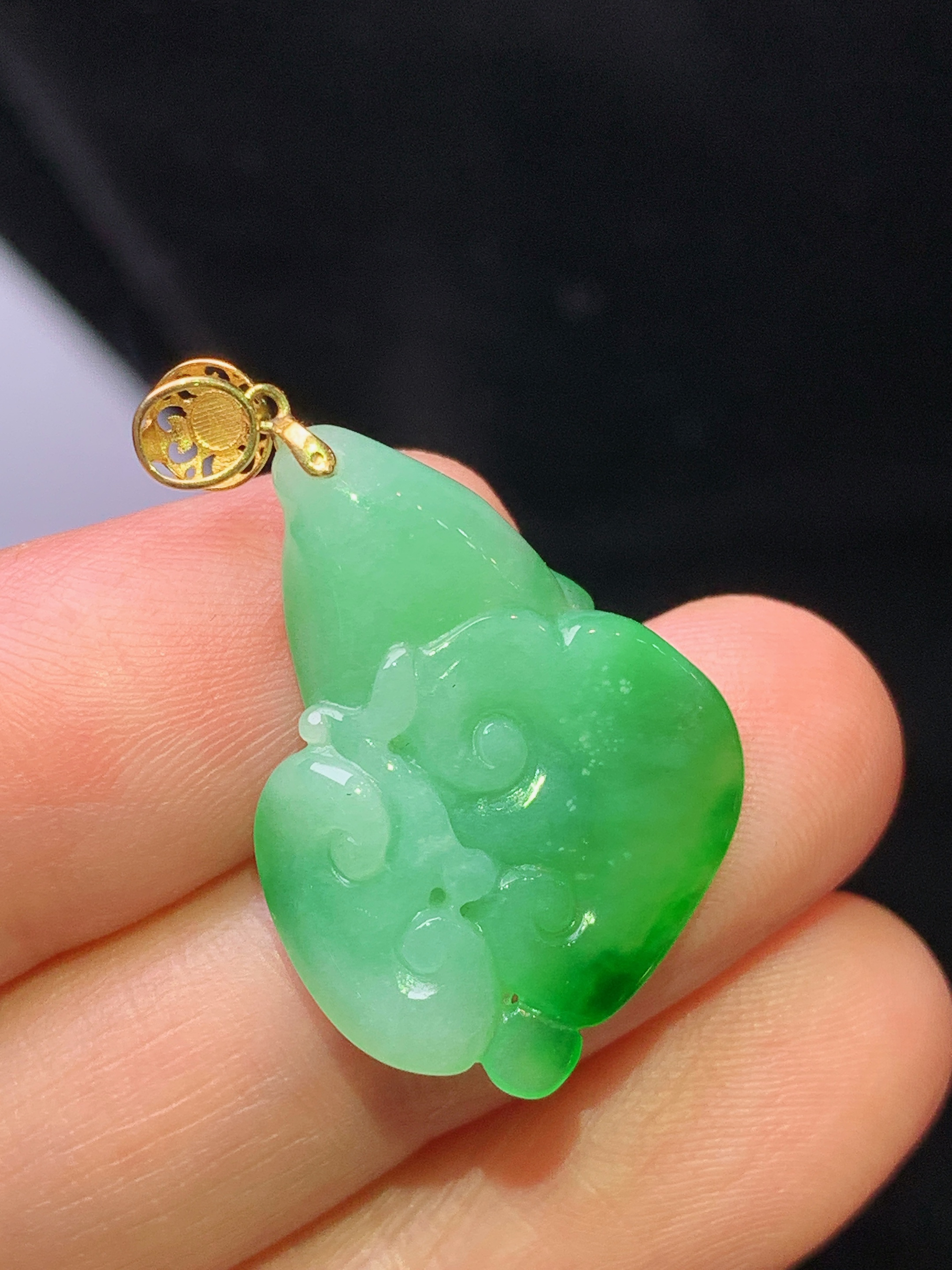 18k金镶嵌飘绿白菜吊坠 玉质细腻 色泽艳丽清新 水润亮眼 整体尺寸29.5*18*5z1