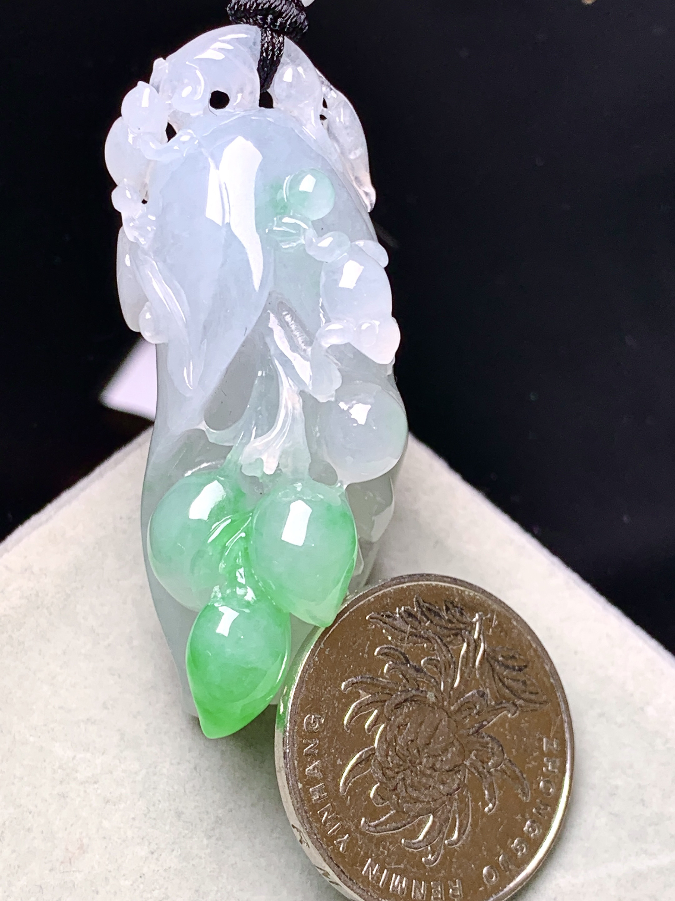 飘绿花开富贵吊坠 玉质细腻 色泽艳丽清新 水润亮眼 整体尺寸52*20*20w1
