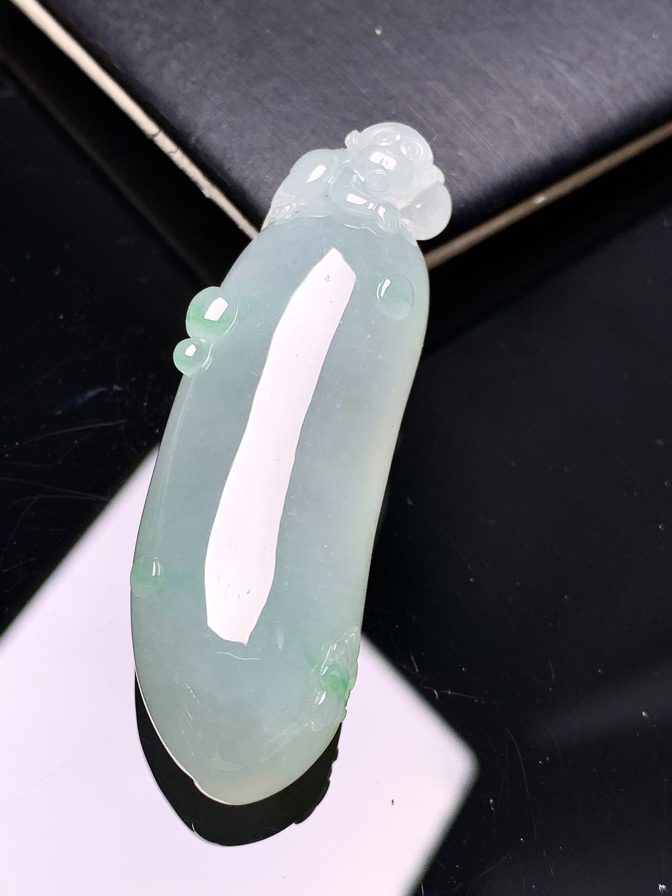 冰种福瓜吊坠 玉质细腻 色泽艳丽清新 水润亮眼 整体尺寸50.8*16.5*11.6f4
