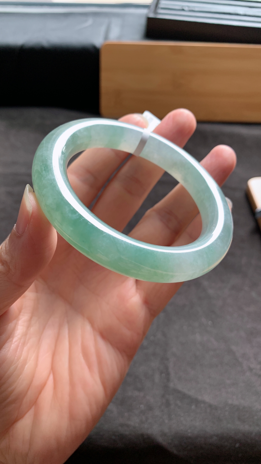 57圈口 天然A货翡翠飘绿圆条手镯 种水好 条形好