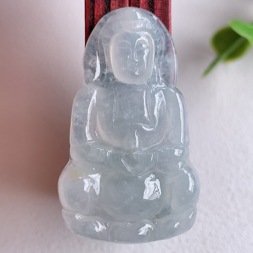 冰润精雕观音吊坠，法相端庄大气，工艺精湛，种色浓郁，细腻饱满冰润，种老水足，收藏佳品，佩戴大气  W