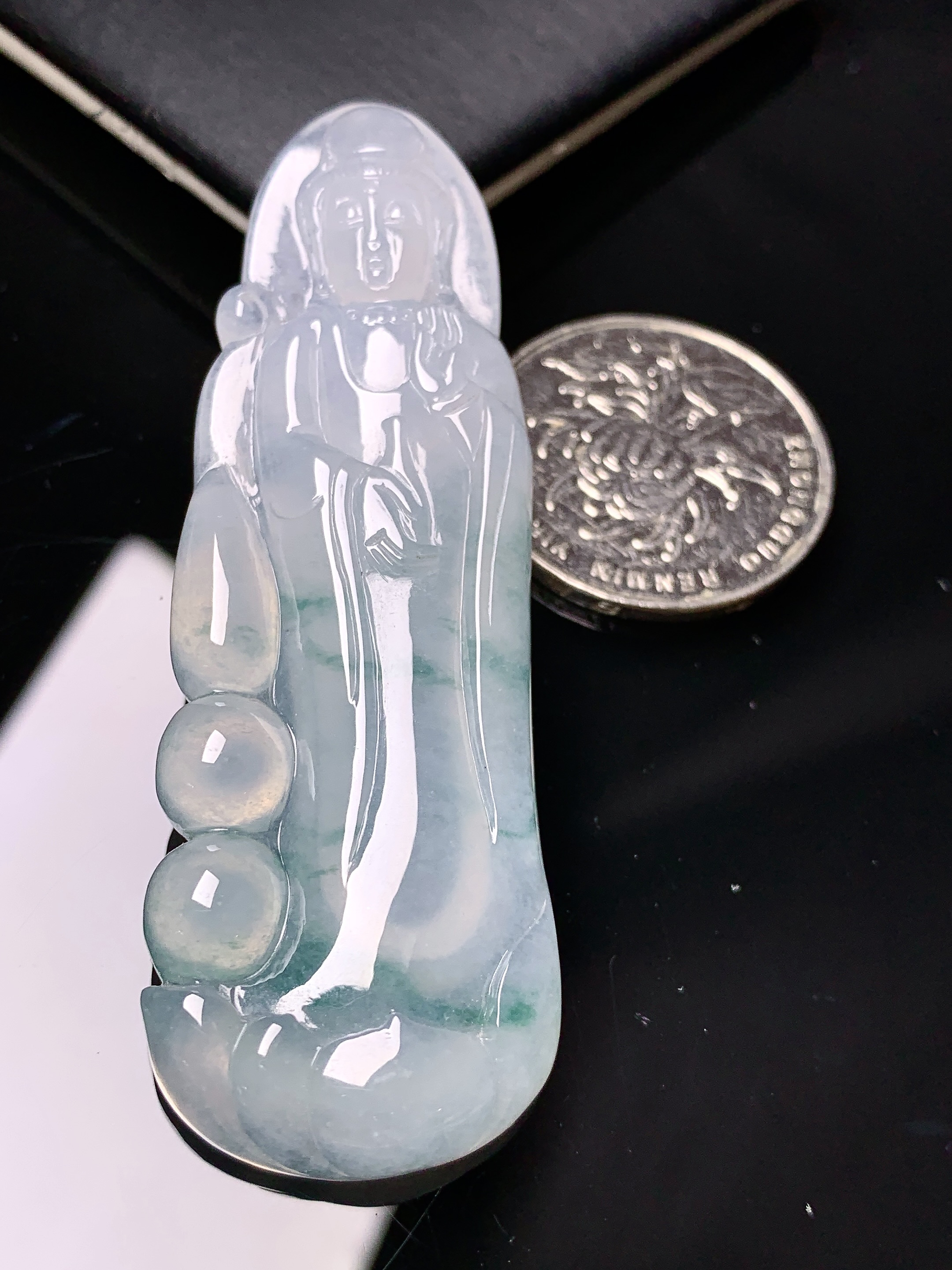 飘绿观音菩萨吊坠 玉质细腻 色泽艳丽清新 水润亮眼 整体尺寸68*23*6.8f4