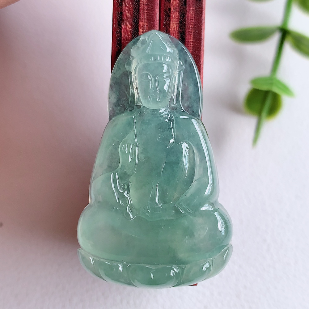 冰润精雕观音吊坠，法相端庄大气，工艺精湛，种色浓郁，细腻饱满冰润，种老水足，收藏佳品，佩戴大气  W