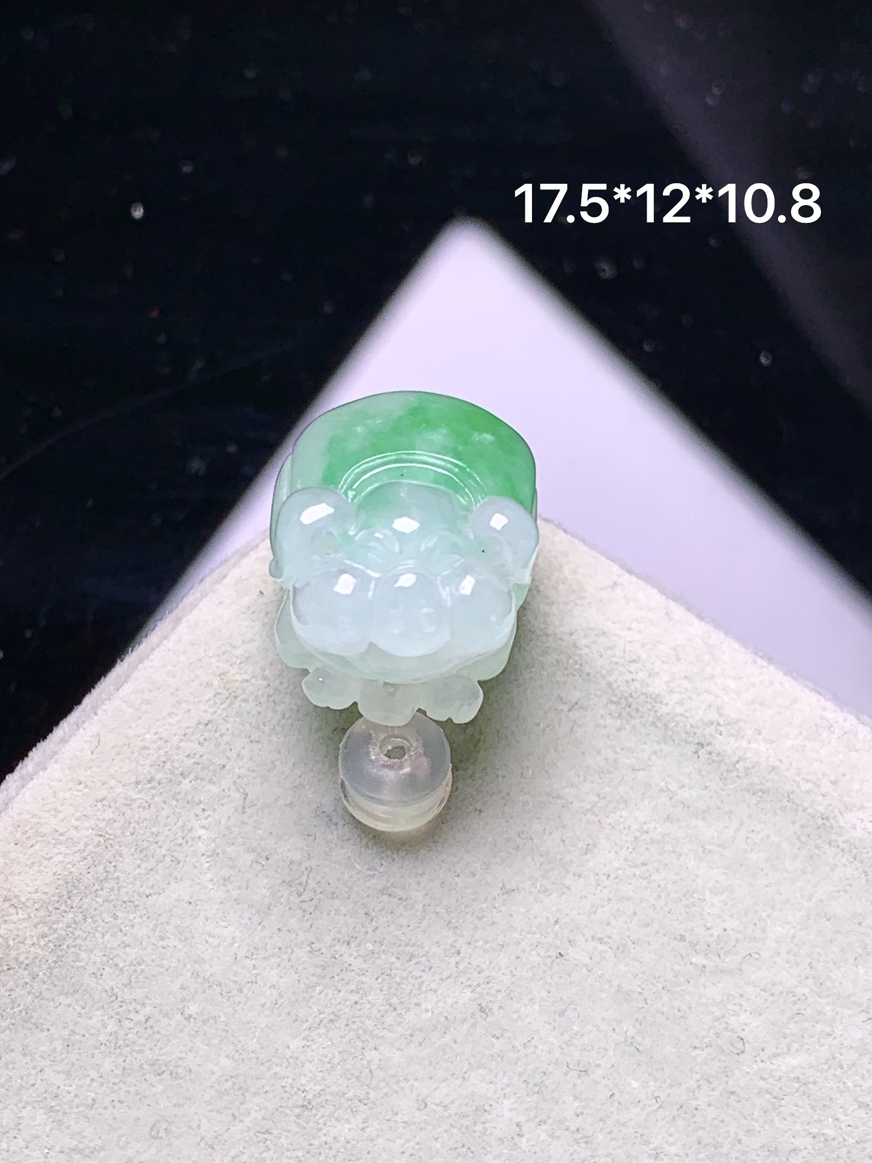 飘绿生肖猪吊坠 玉质细腻 色泽艳丽清新 水润亮眼 整体尺寸17.5*12*10.8a5