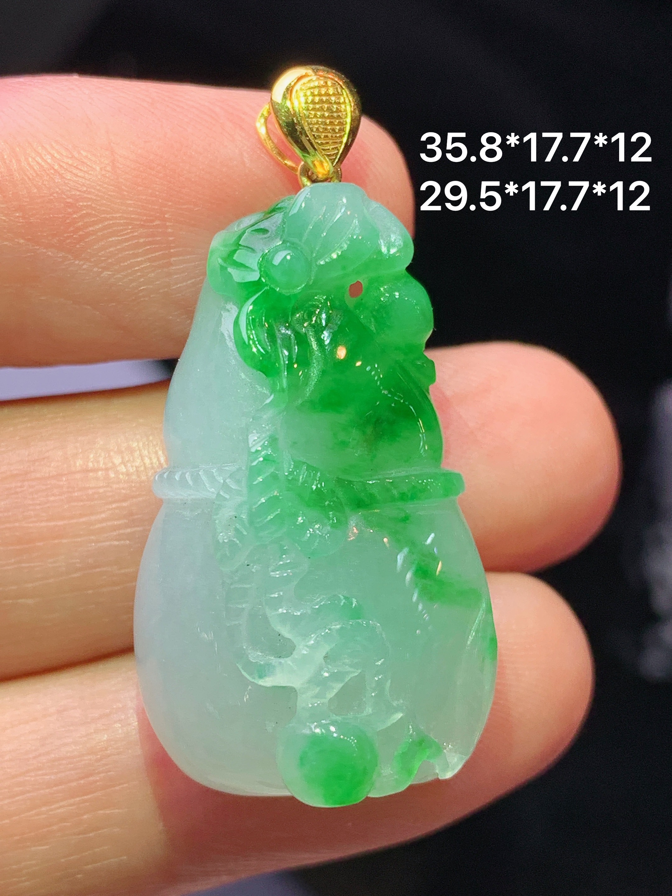 18k金镶嵌飘绿仿古葫芦吊坠 玉质细腻 色泽艳丽清新 水润亮眼 整体尺寸35.8*17.7*12a5