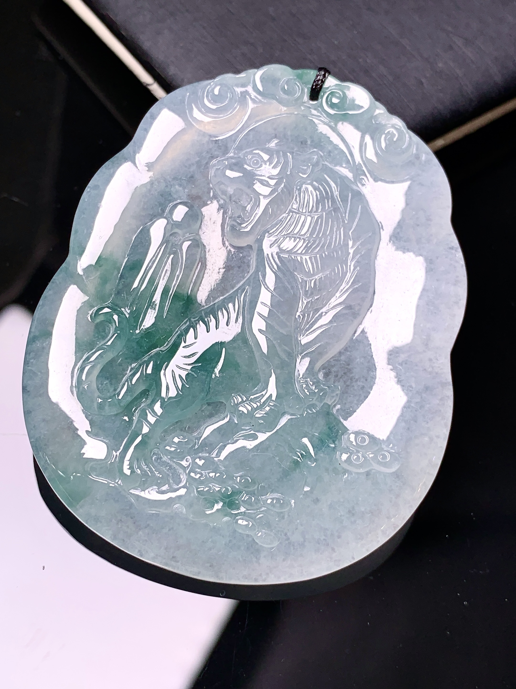 飘花生肖虎吊坠 玉质细腻 色泽艳丽清新 水润亮眼 整体尺寸50*40.5*5.5b2