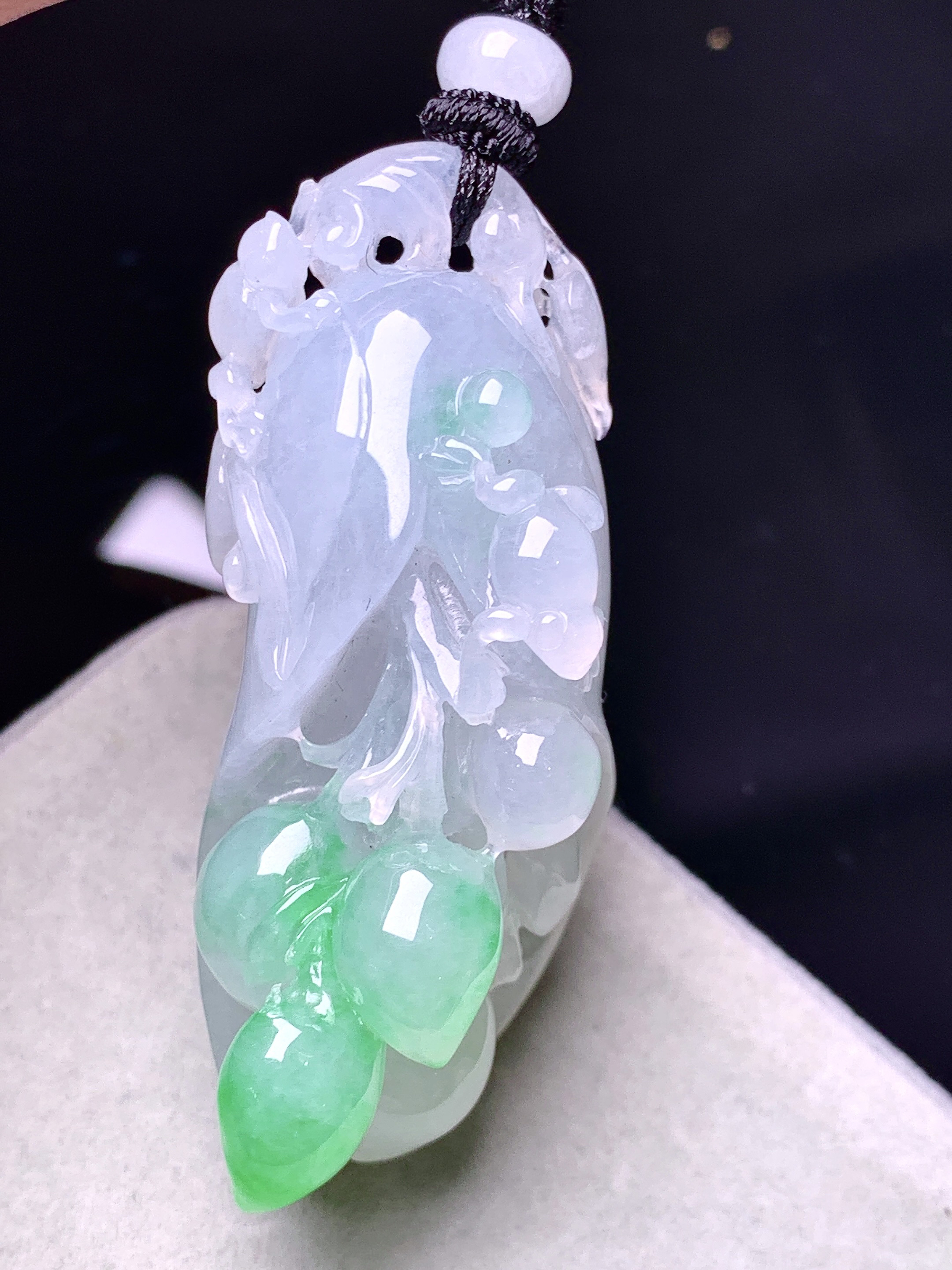 飘绿花开富贵吊坠 玉质细腻 色泽艳丽清新 水润亮眼 整体尺寸52*20*20w1