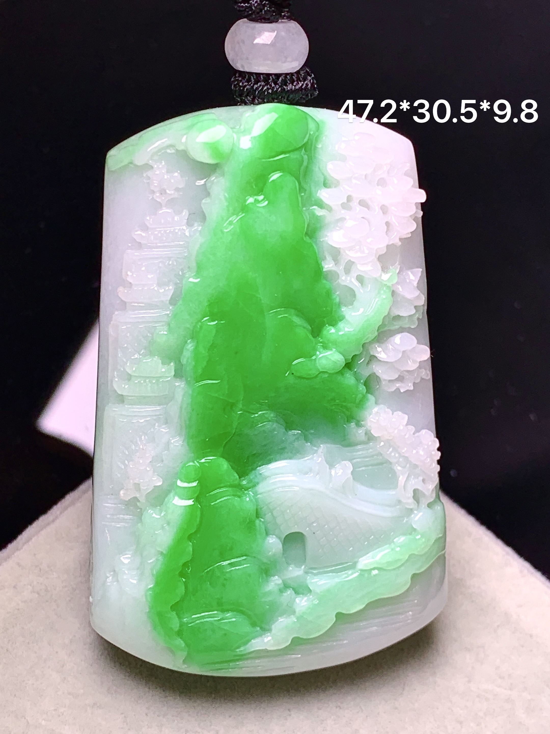 飘阳绿山水牌子吊坠 玉质细腻 色泽艳丽清新 水润亮眼 整体尺寸47.2*30.5*9.8w1