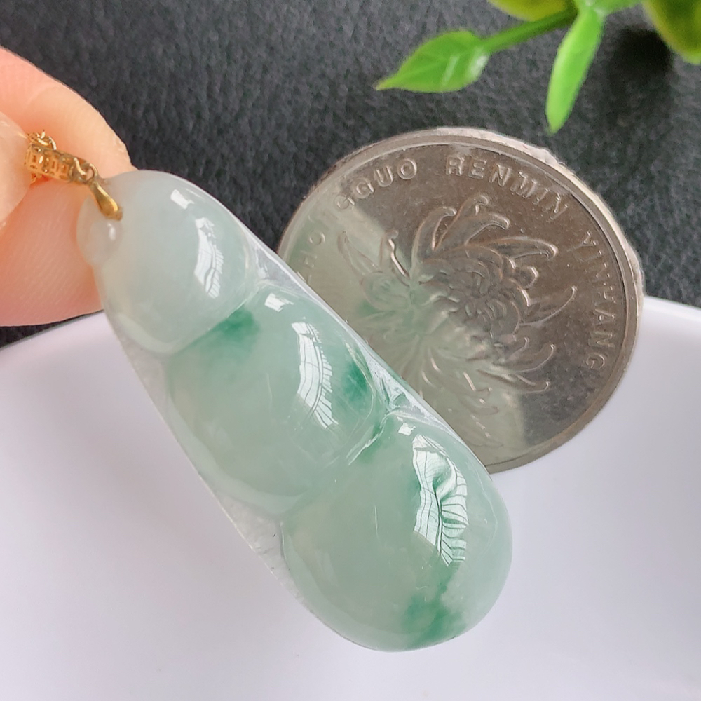 18k金扣冰润飘花福豆翡翠挂件，老种飘花  冰清玉洁  胶感十足  寓意“四季平安，福气满满”颜色鲜艳，清新自然，饱满通透   W415.2  尺寸：36.5-14.5-5.8mm