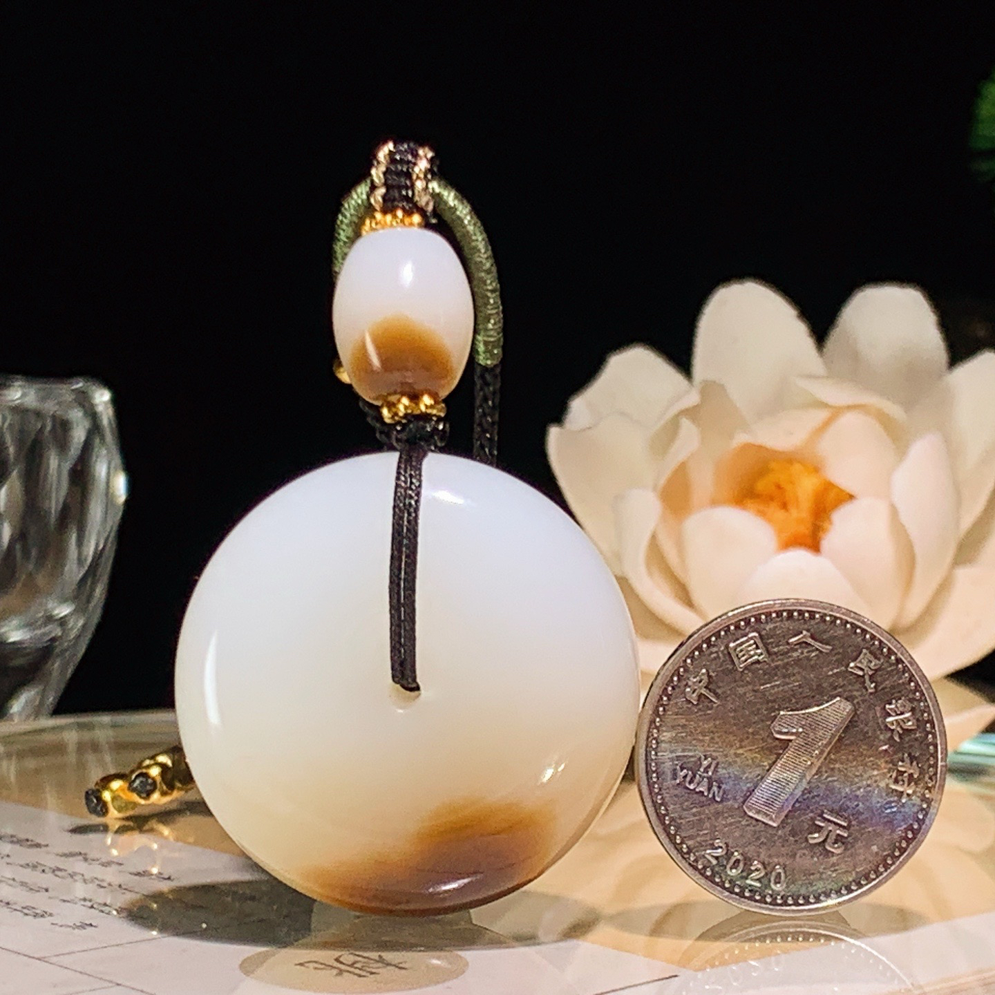 新疆和田玉且末糖平安扣挂件 尺寸32/12重29.8克。玉质细腻油润。手推出油。佩戴高端典雅。lt260504