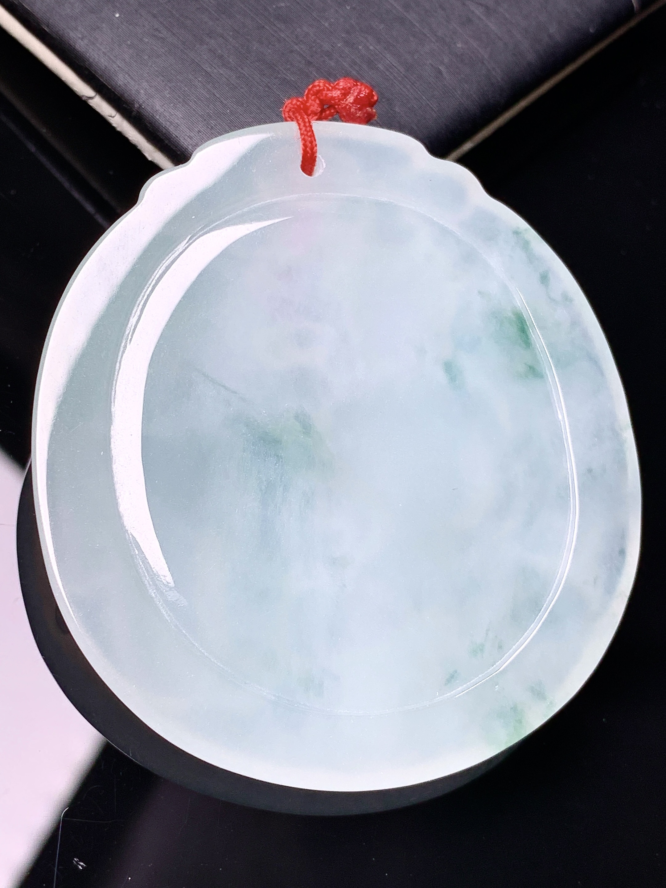 飘绿普贤观音菩萨吊坠 玉质细腻 色泽艳丽清新 水润亮眼 整体尺寸51.3*46.5*5.5b2