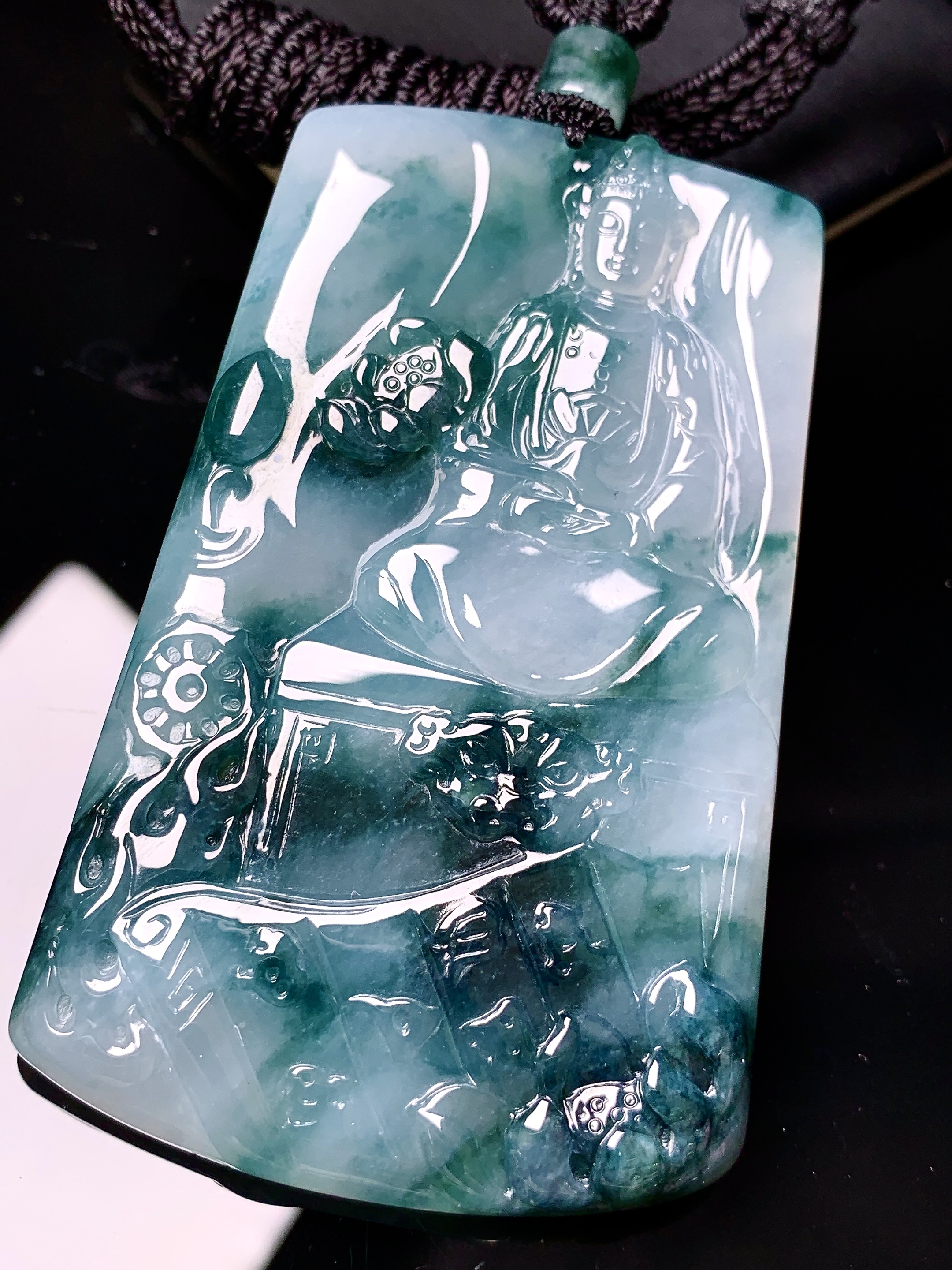 飘蓝观音菩萨吊坠 玉质细腻 色泽艳丽清新 水润亮眼 整体尺寸69.2*42.6*5.6L1