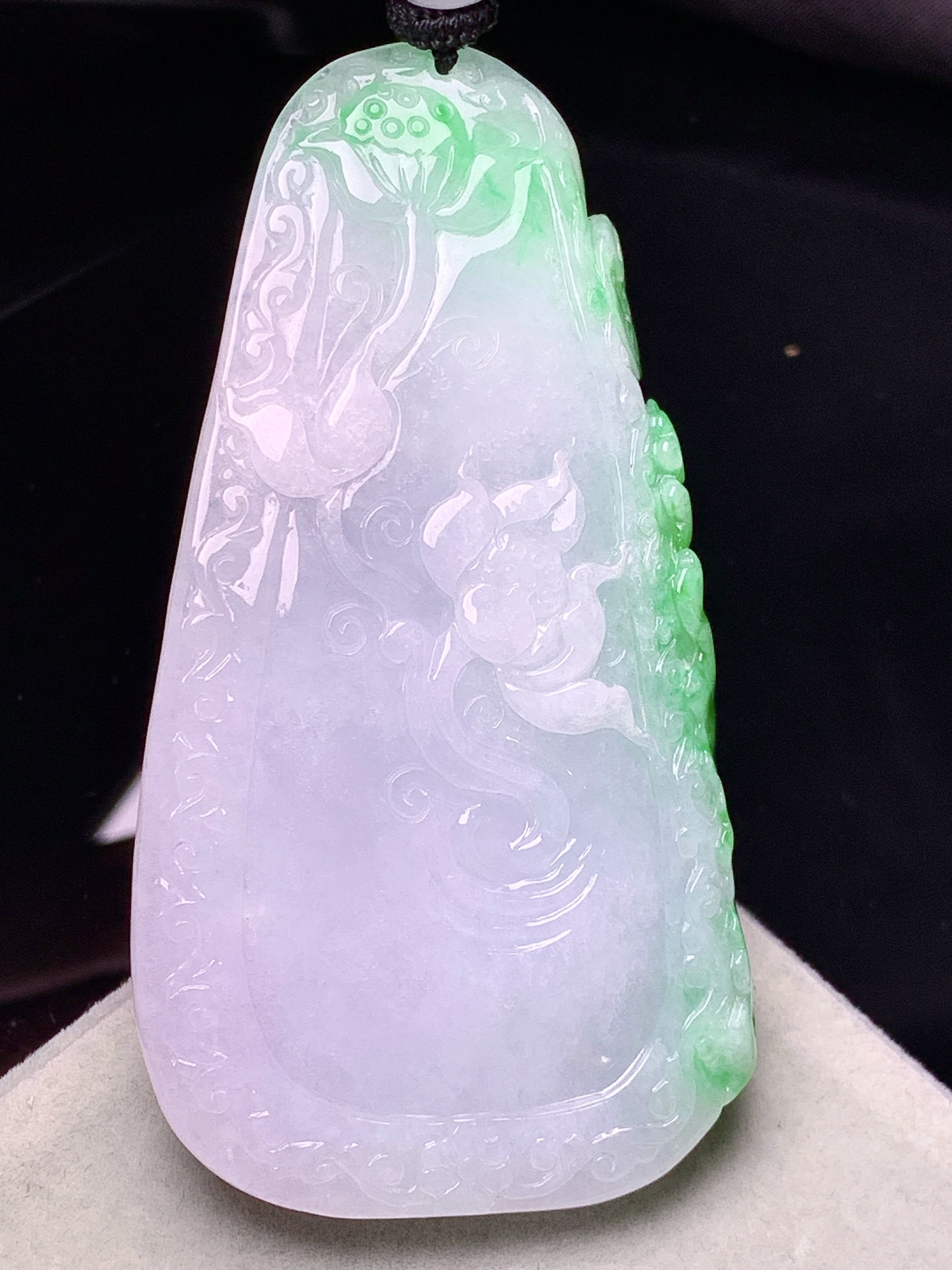 飘绿千手观音菩萨吊坠 玉质细腻 色泽艳丽清新 水润亮眼 整体尺寸72.3*40.5*12.3w1