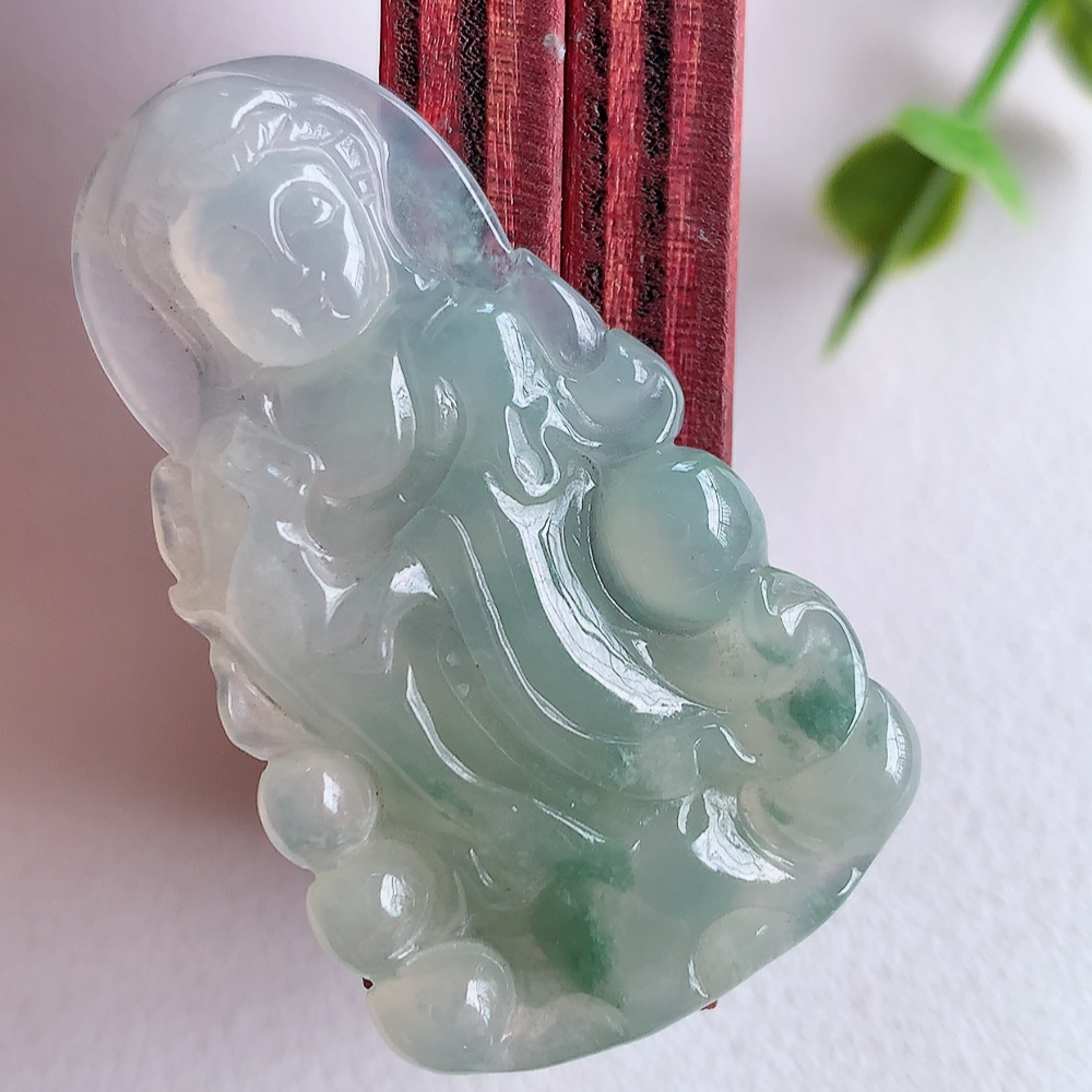 冰润精雕飘花观音吊坠，法相端庄大气，工艺精湛，种色浓郁，细腻饱满冰润，种老水足，收藏佳品，佩戴大气  W03.2   尺寸：39.5-23-4.8mm