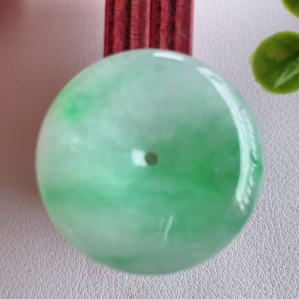 冰润飘绿平安扣吊坠，厚装饱满，冰润剔透，细腻水足，种质润泽，飘花灵动，佩戴优雅大气，W415.2   尺寸：33.2-4.8mm