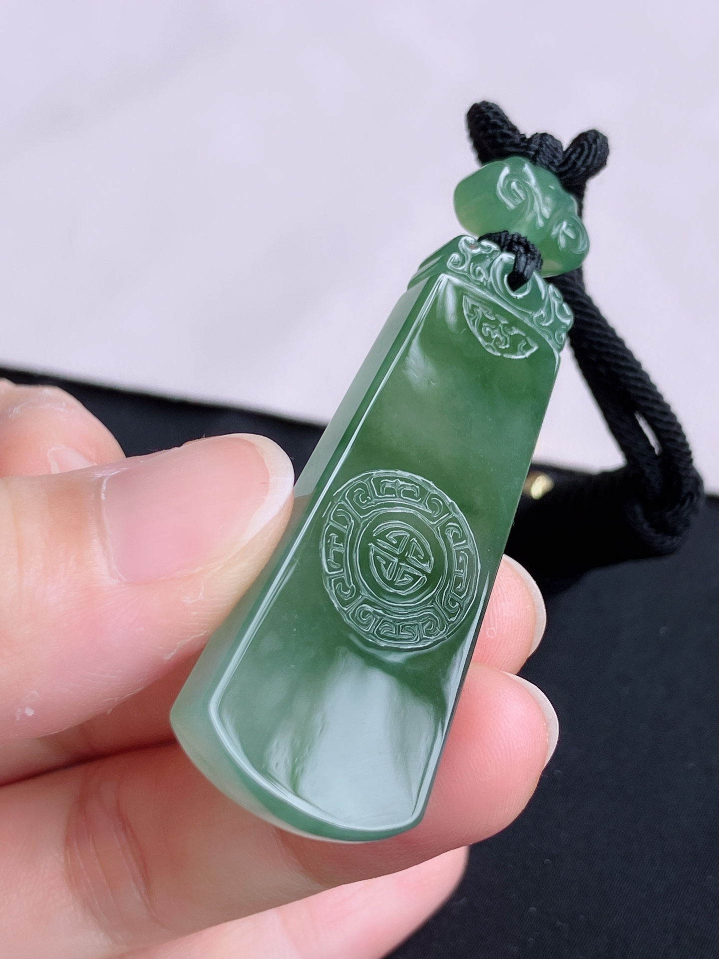 ️油绿无事牌，简约时尚，尺寸49.3/19.6/6.5，自然光实拍