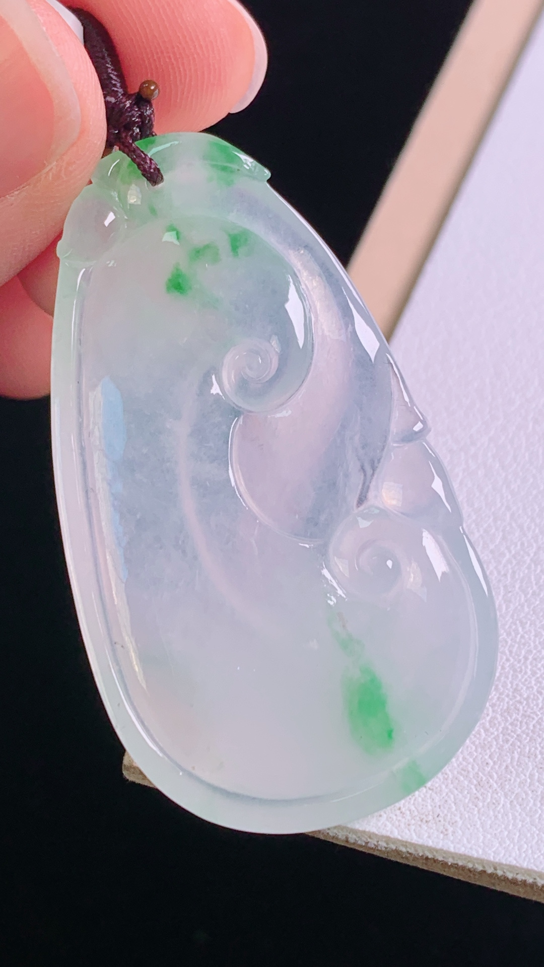 ️冰飘绿如意，色泽鲜亮，清爽通透，无裂，尺寸:46.1/26.0/4.7mm