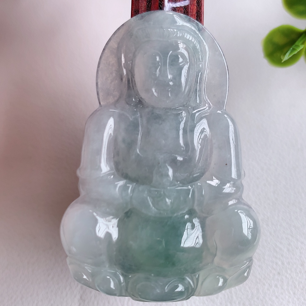 冰润飘花精雕观音吊坠，法相端庄大气，工艺精湛，种色浓郁，细腻饱满冰润，种老水足，收藏佳品，佩戴大气 