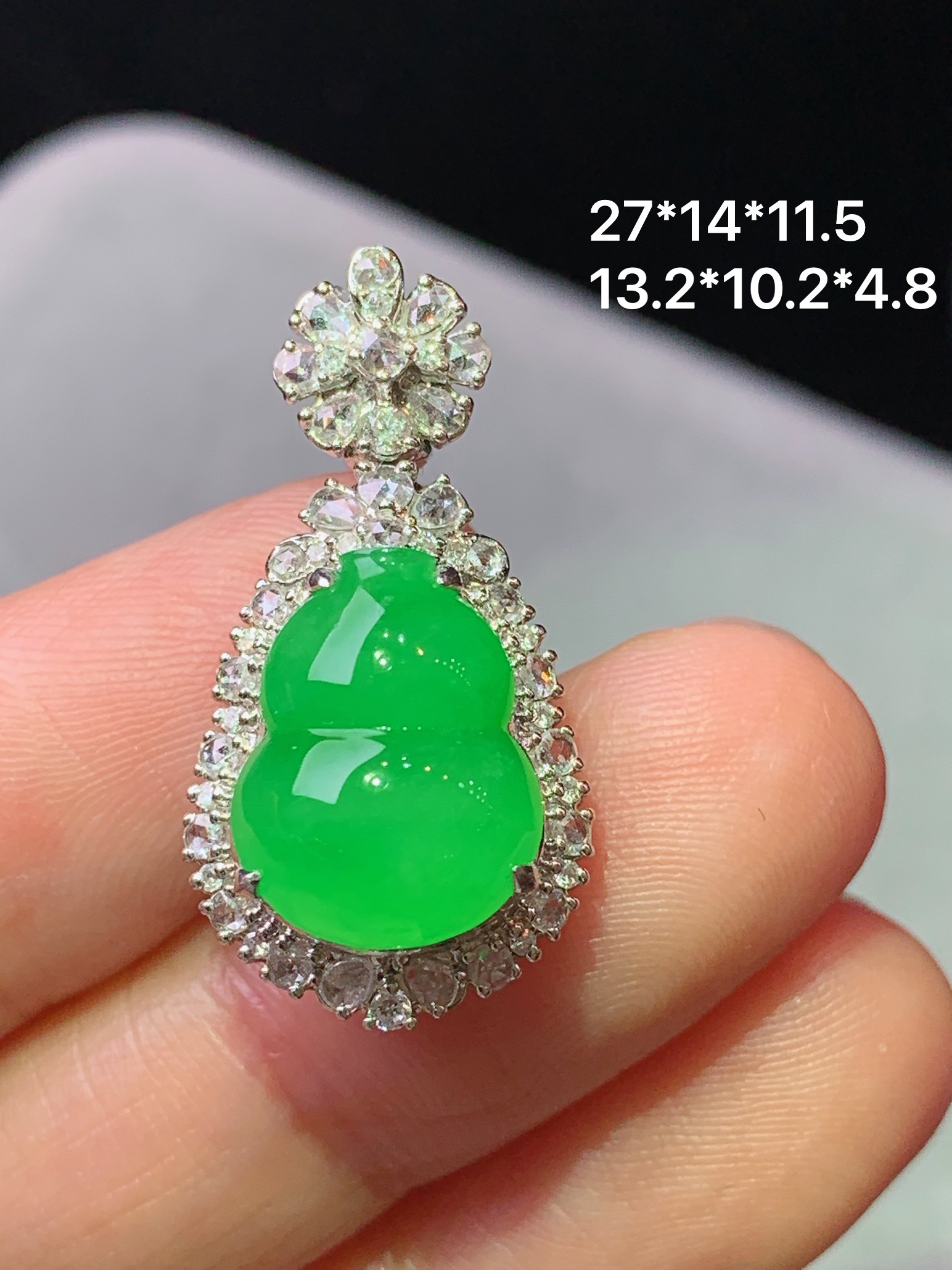 18k金钻镶嵌阳绿葫芦吊坠 玉质细腻 色泽艳丽清新 水润亮眼 整体尺寸27*14*11.5 h2