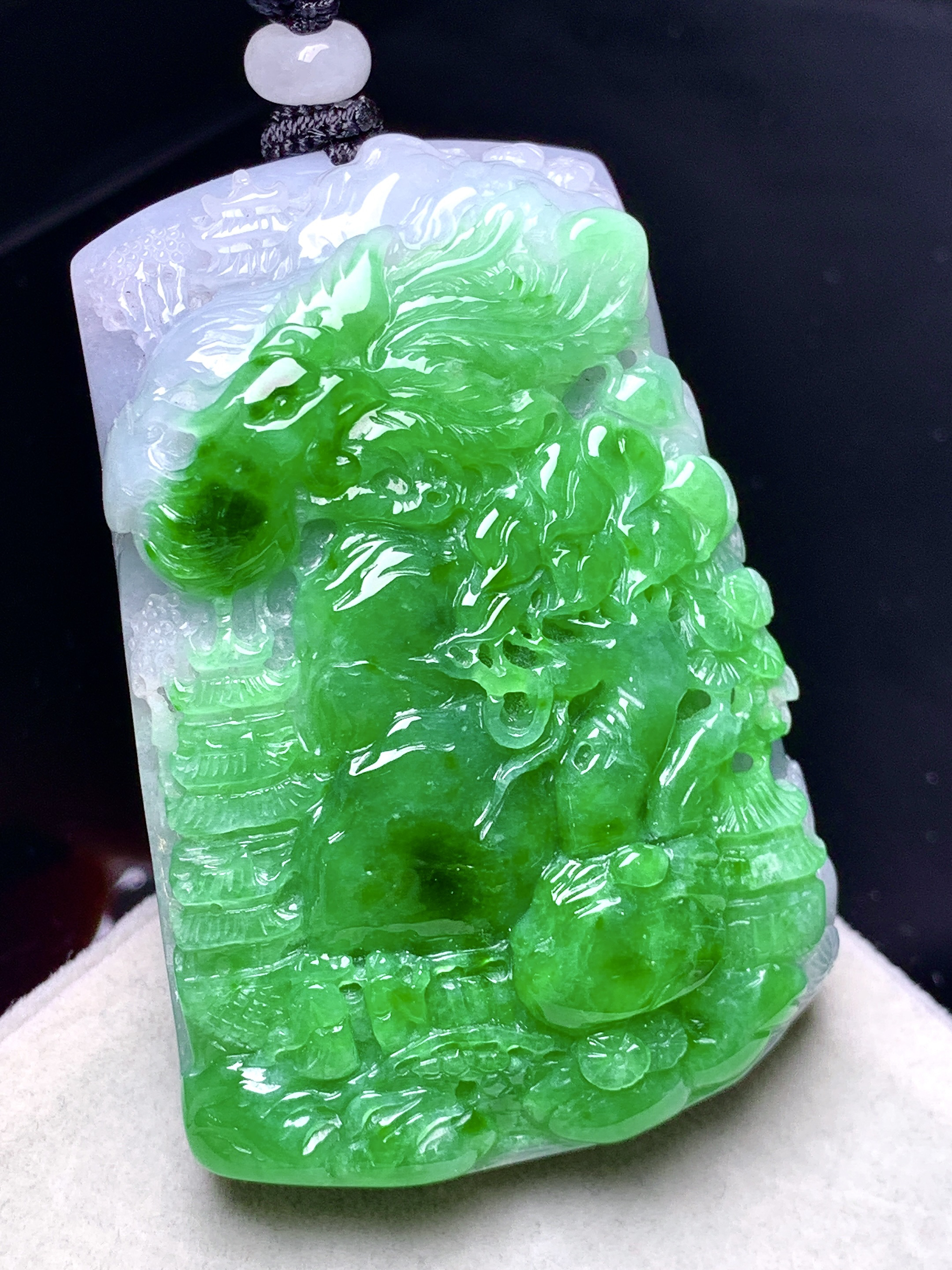 飘绿山水牌子吊坠 玉质细腻 色泽艳丽清新 水润亮眼 整体尺寸54.3*37*15w1