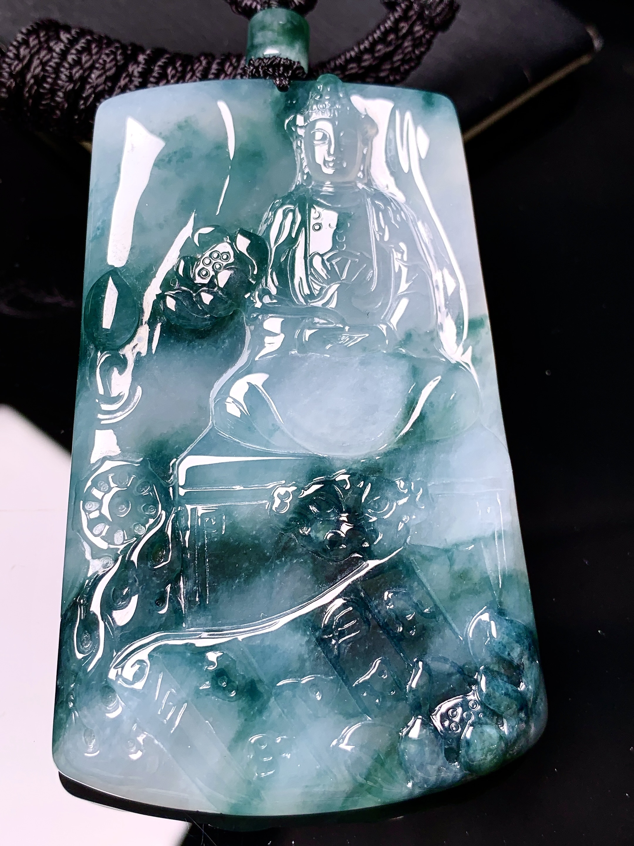 飘蓝观音菩萨吊坠 玉质细腻 色泽艳丽清新 水润亮眼 整体尺寸69.2*42.6*5.6L1