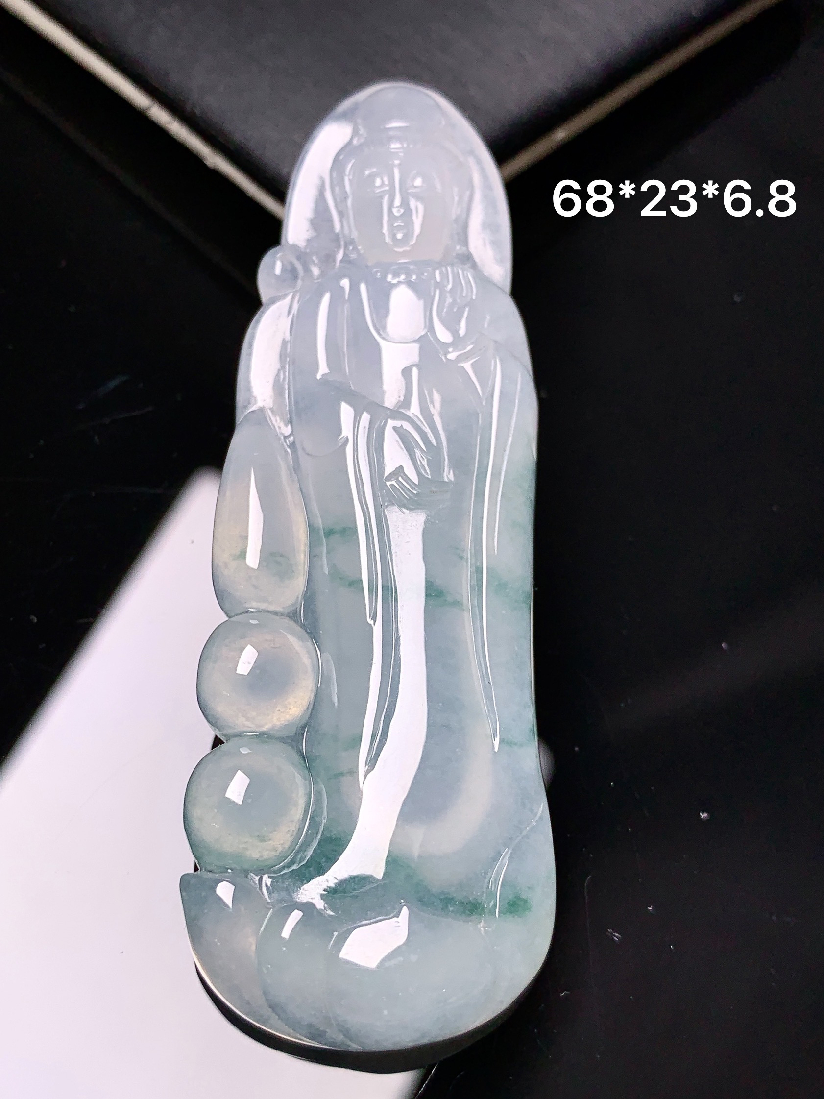 飘绿观音菩萨吊坠 玉质细腻 色泽艳丽清新 水润亮眼 整体尺寸68*23*6.8f4