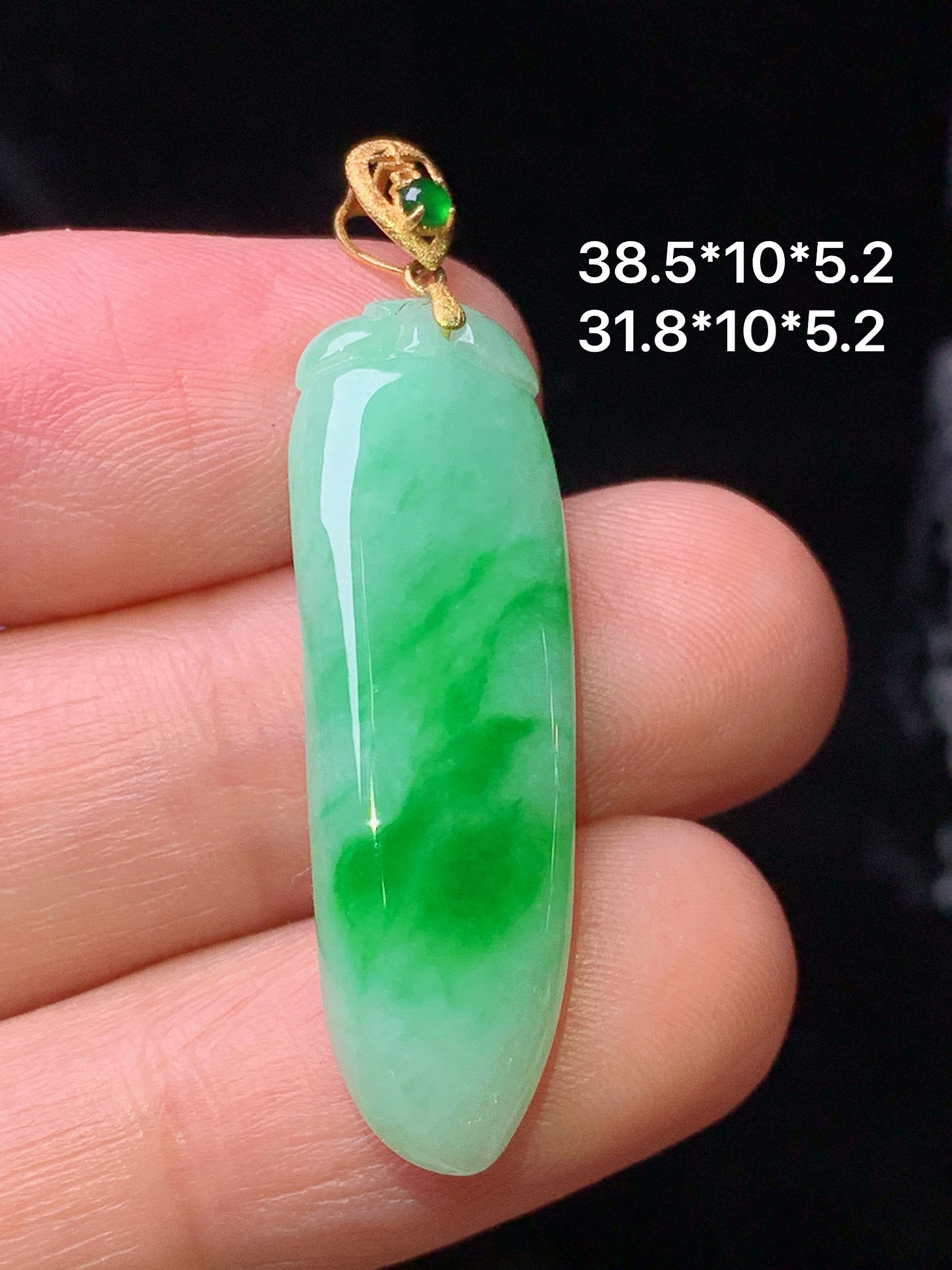 18k金镶嵌飘绿福瓜吊坠 玉质细腻 色泽艳丽清新 水润亮眼 整体尺寸38.5*10*5.2z1