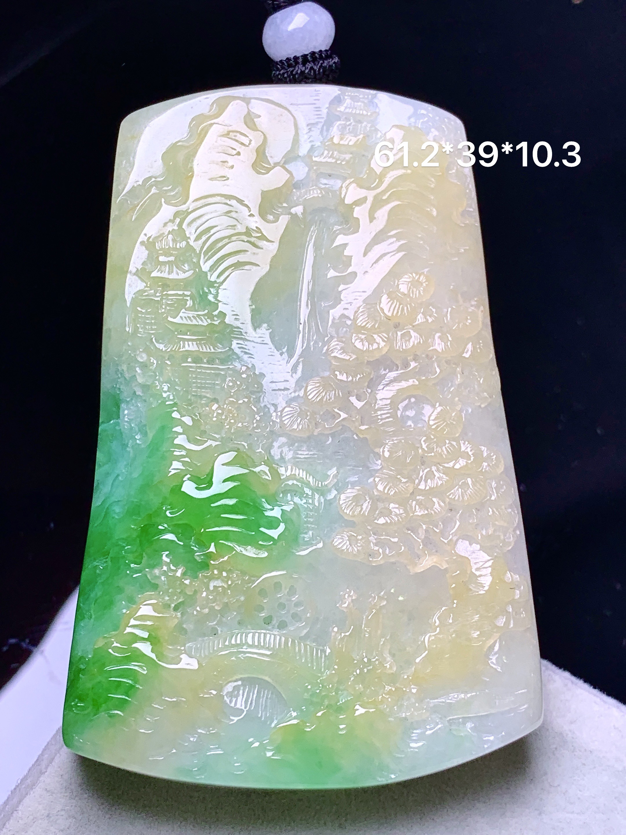 飘黄翡翡山水吊坠 玉质细腻 色泽艳丽清新 水润亮眼 整体尺寸61.2*39*10.3w1