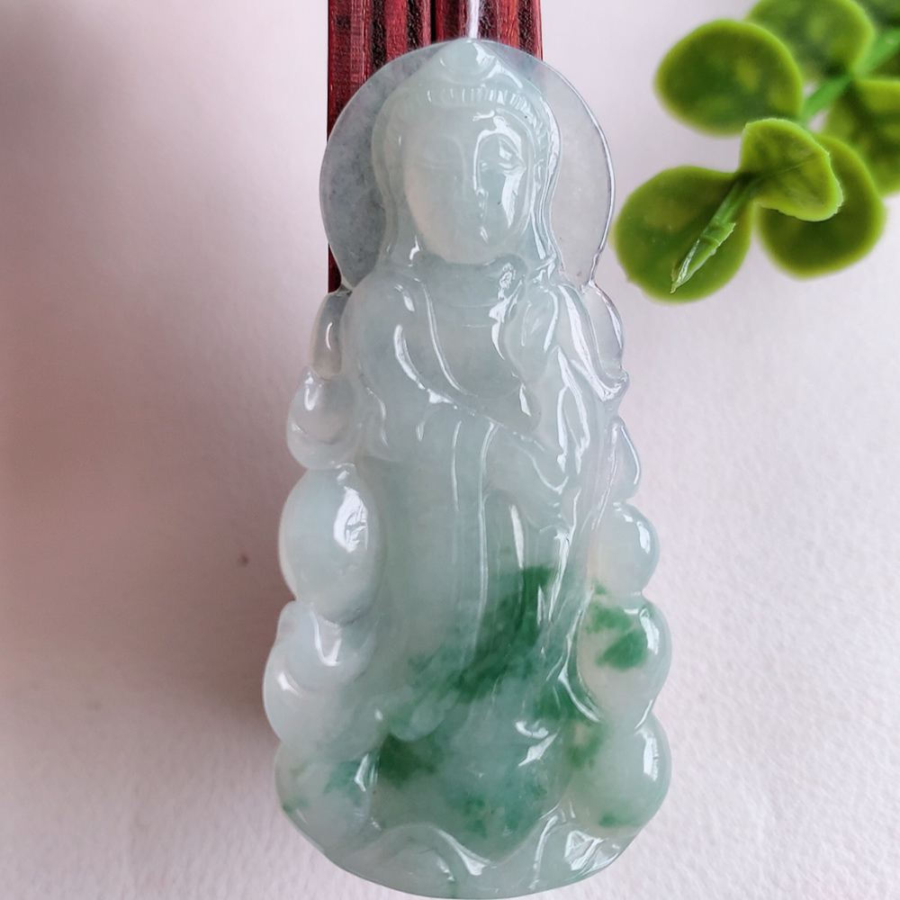 冰润飘花精雕观音吊坠，法相端庄大气，工艺精湛，种色浓郁，细腻饱满冰润，种老水足，收藏佳品，佩戴大气  W415.2   尺寸：52.5-25-5.3mm