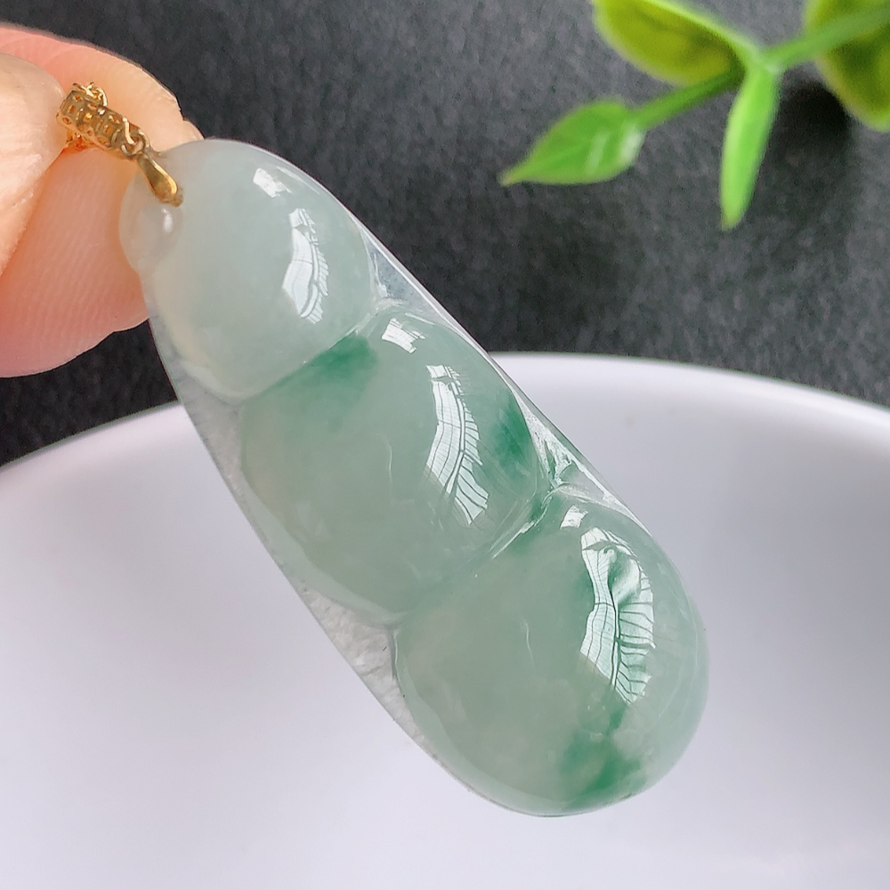18k金扣冰润飘花福豆翡翠挂件，老种飘花  冰清玉洁  胶感十足  寓意“四季平安，福气满满”颜色鲜艳，清新自然，饱满通透   W415.2  尺寸：36.5-14.5-5.8mm