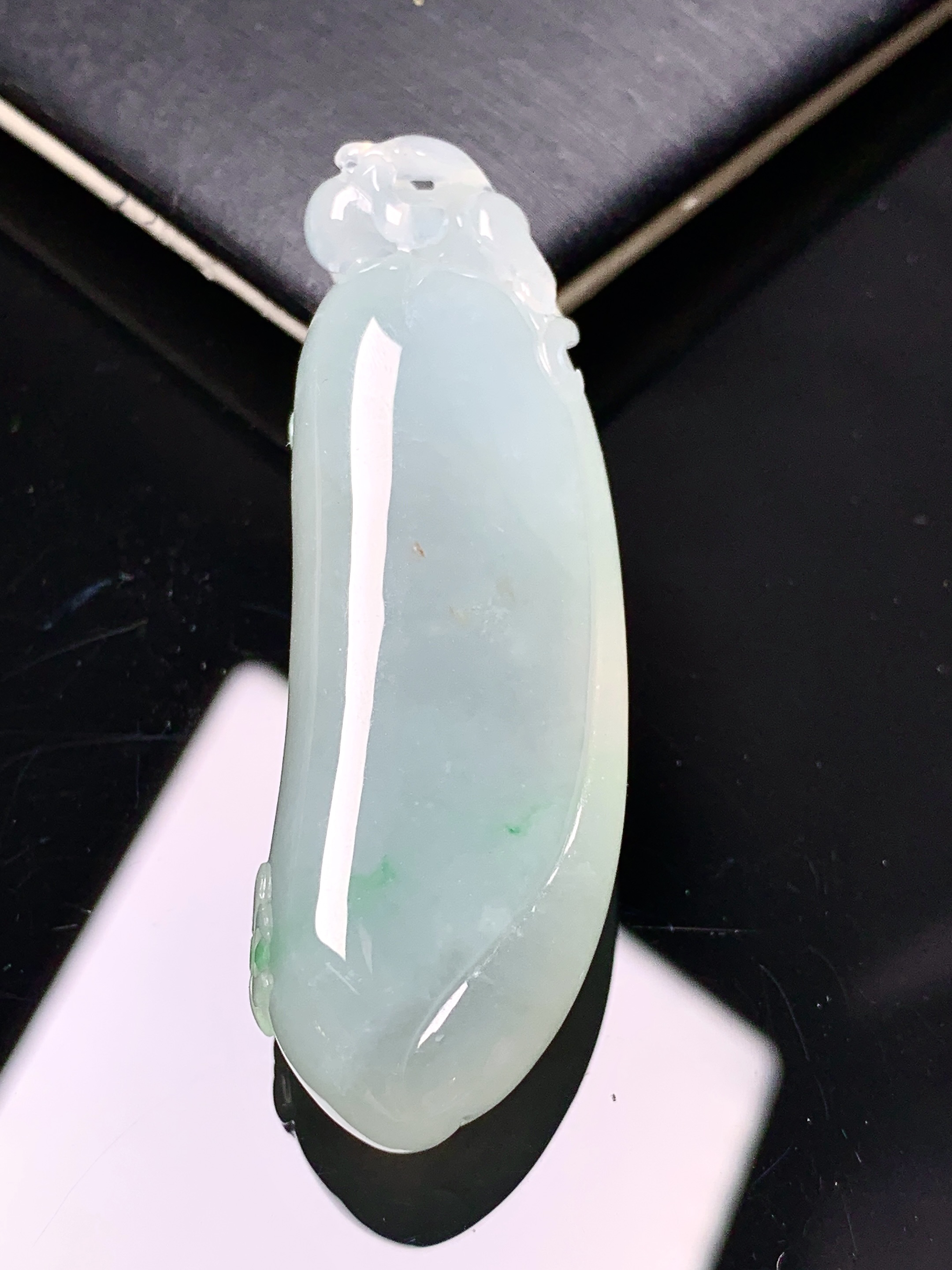 冰种福瓜吊坠 玉质细腻 色泽艳丽清新 水润亮眼 整体尺寸50.8*16.5*11.6f4
