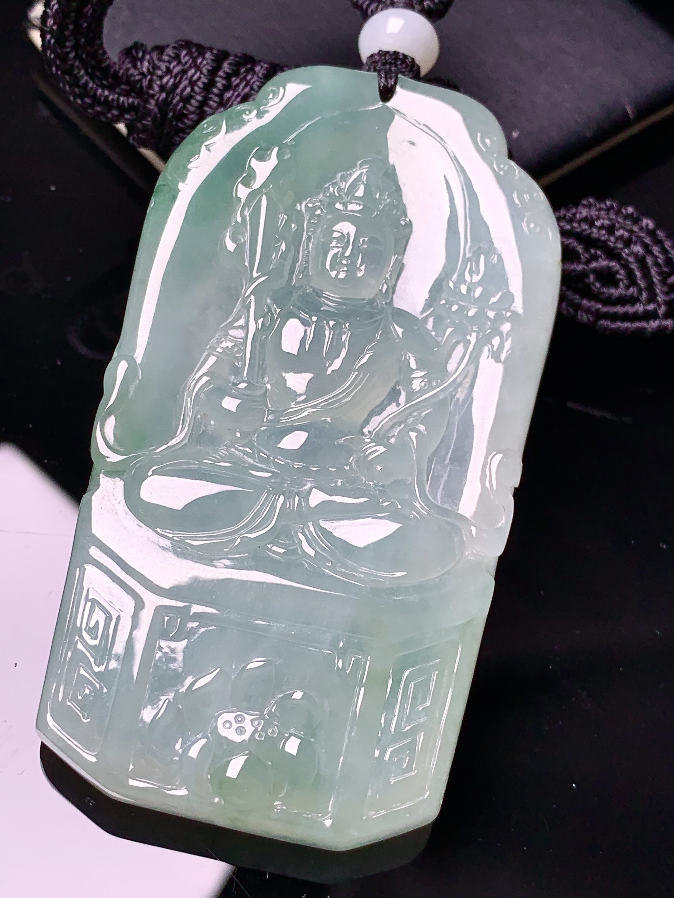 飘绿观音菩萨吊坠 玉质细腻 色泽艳丽清新 水润亮眼 整体尺寸69.8*38.5*6.8L1
