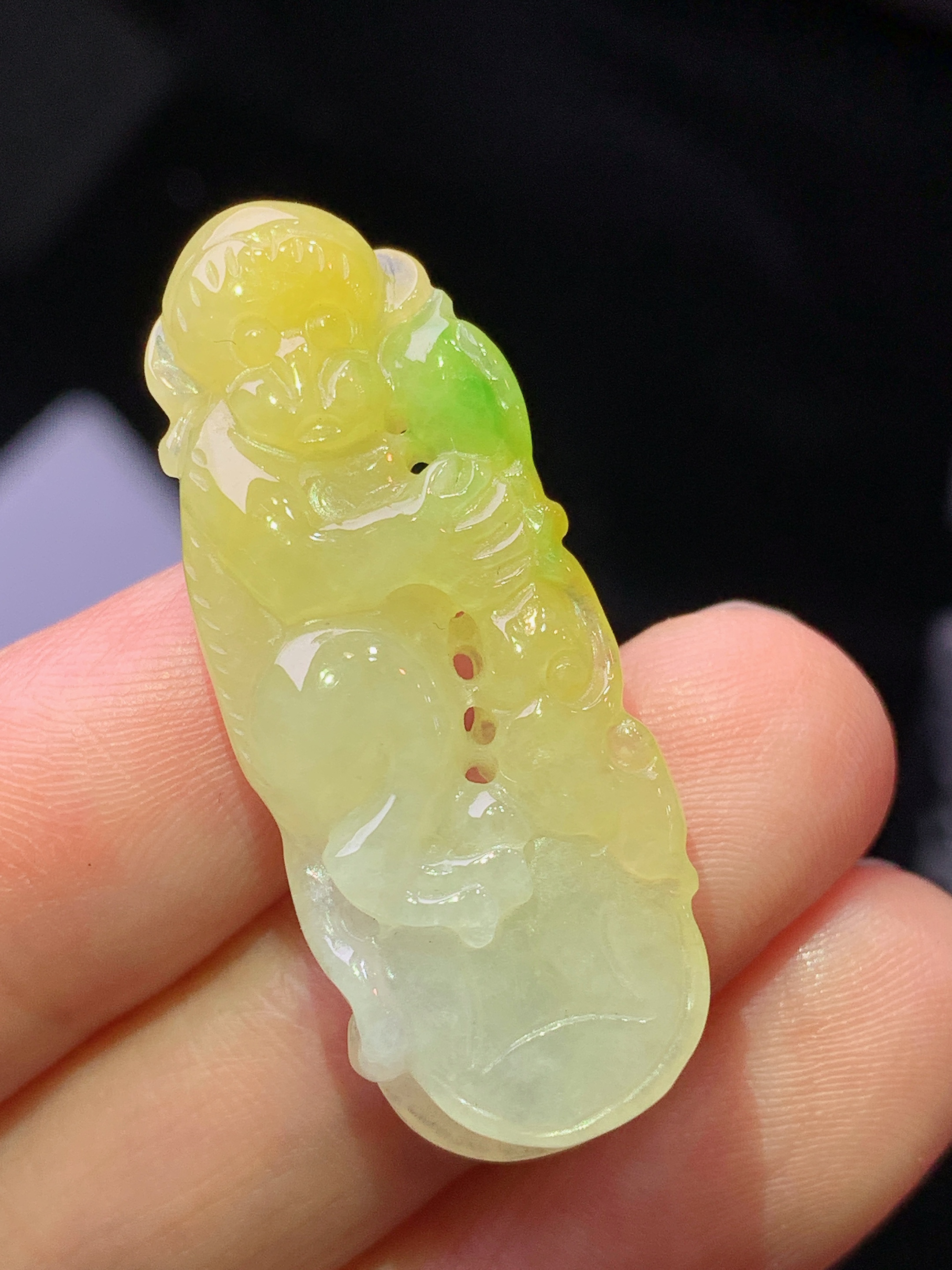 黄翡飘绿猴子吊坠 玉质细腻 色泽艳丽清新 水润亮眼 整体尺寸35.8*14*8.2a5