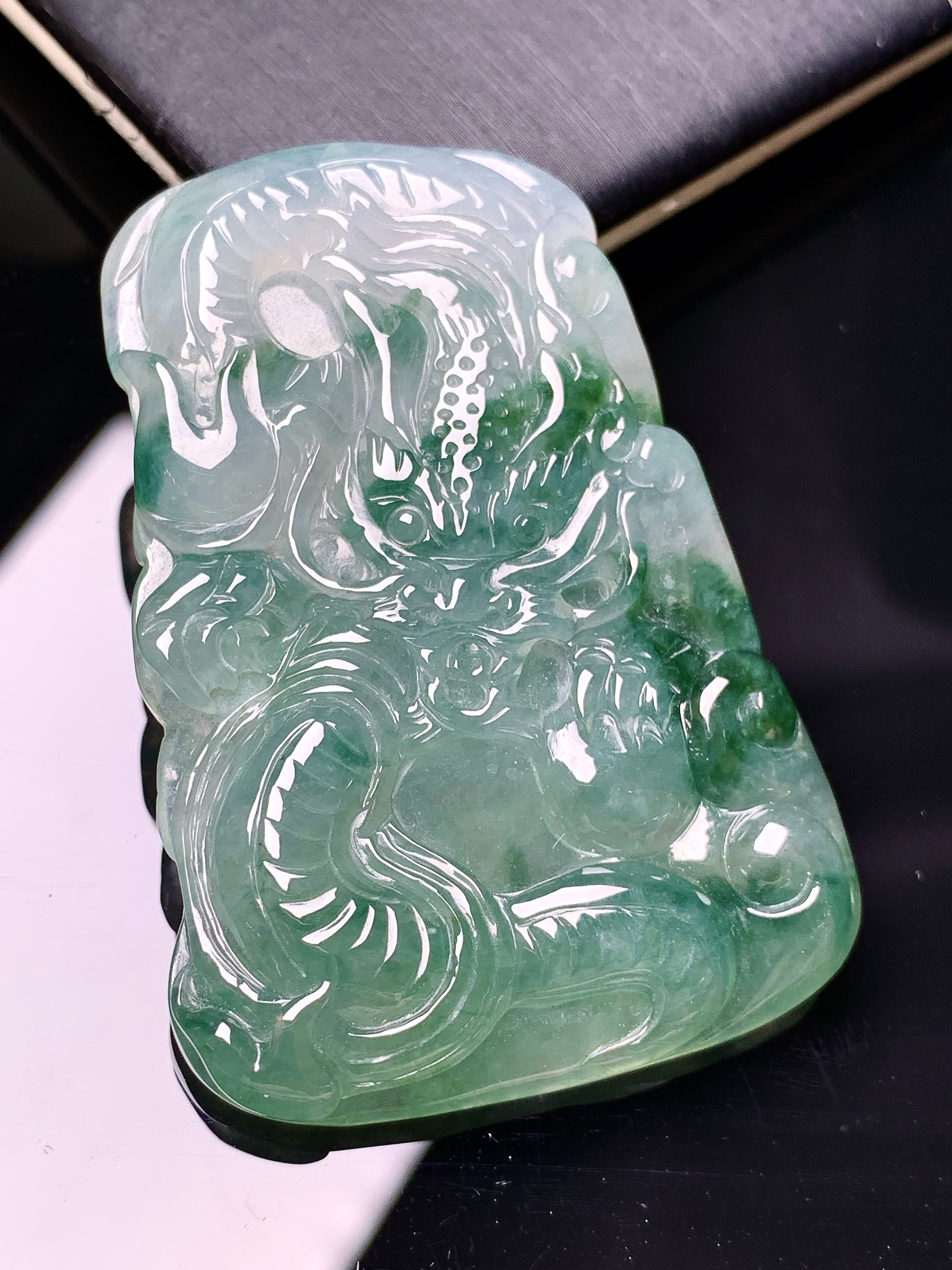 飘绿生肖龙吊坠 玉质细腻 色泽艳丽清新 水润亮眼 整体尺寸50.6*34.8*6.6c1