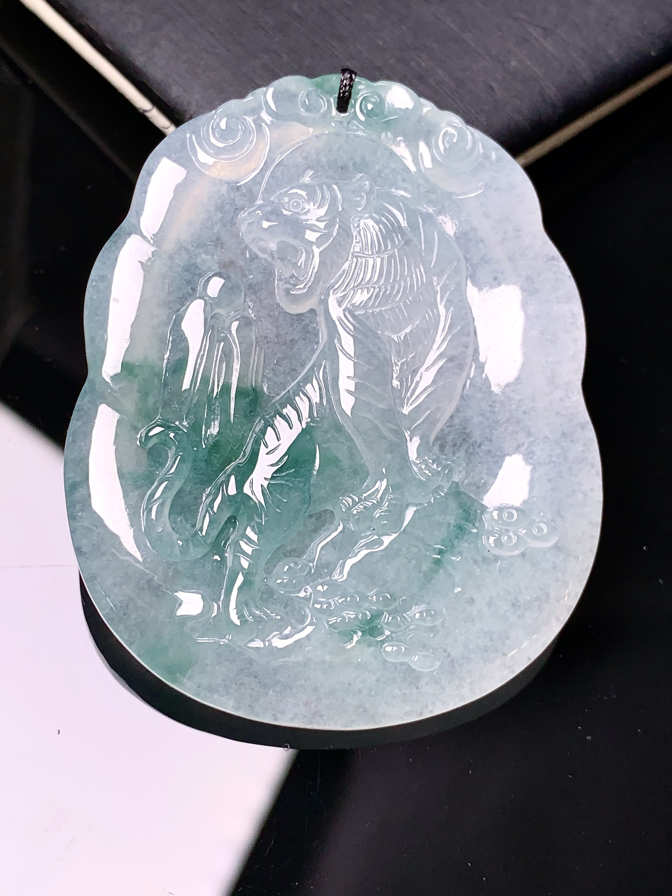 飘花生肖虎吊坠 玉质细腻 色泽艳丽清新 水润亮眼 整体尺寸50*40.5*5.5b2