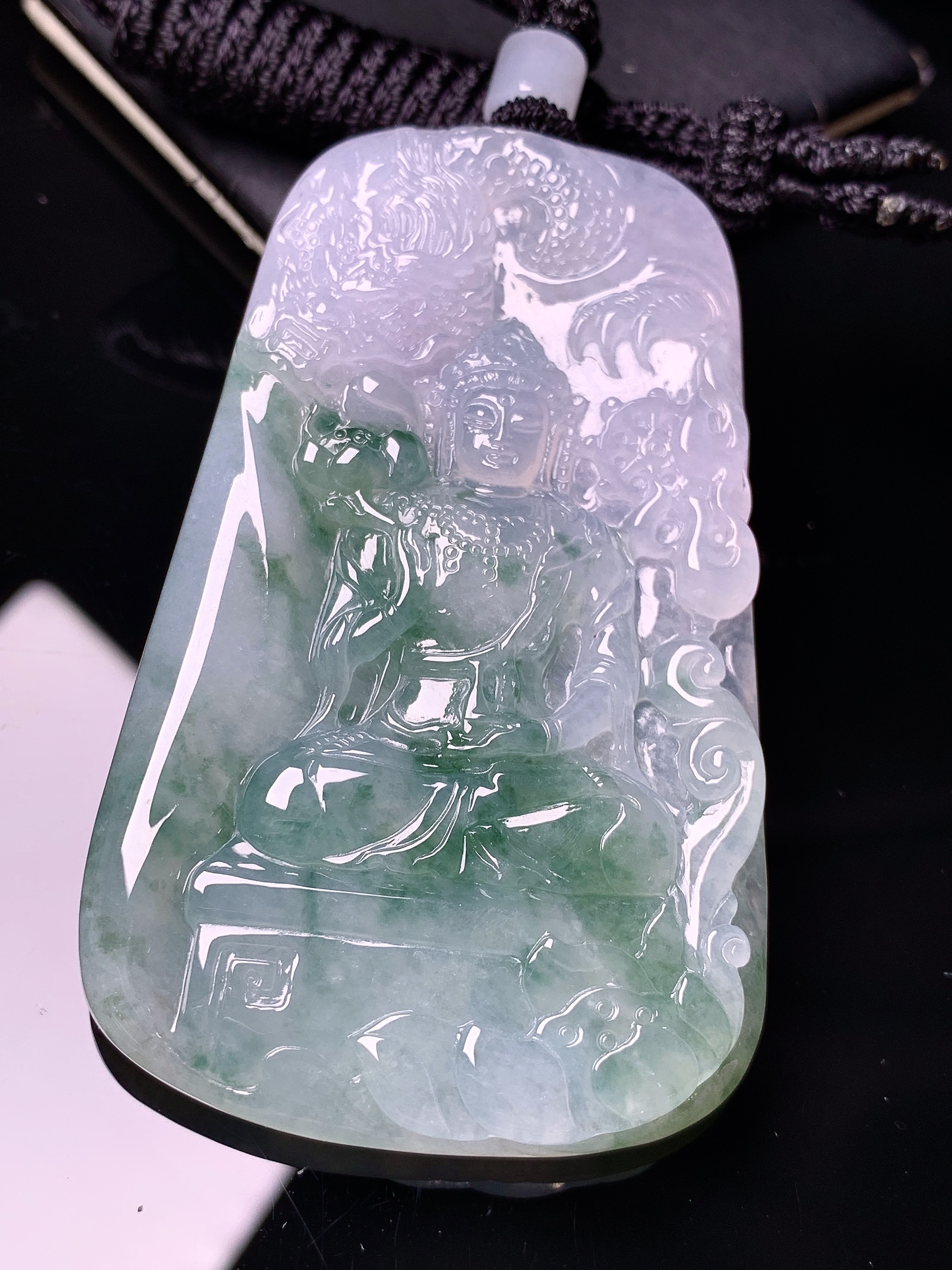 飘绿乘龙观音菩萨吊坠 玉质细腻 色泽艳丽清新 水润亮眼 整体尺寸67.6*40.8*5.8L1