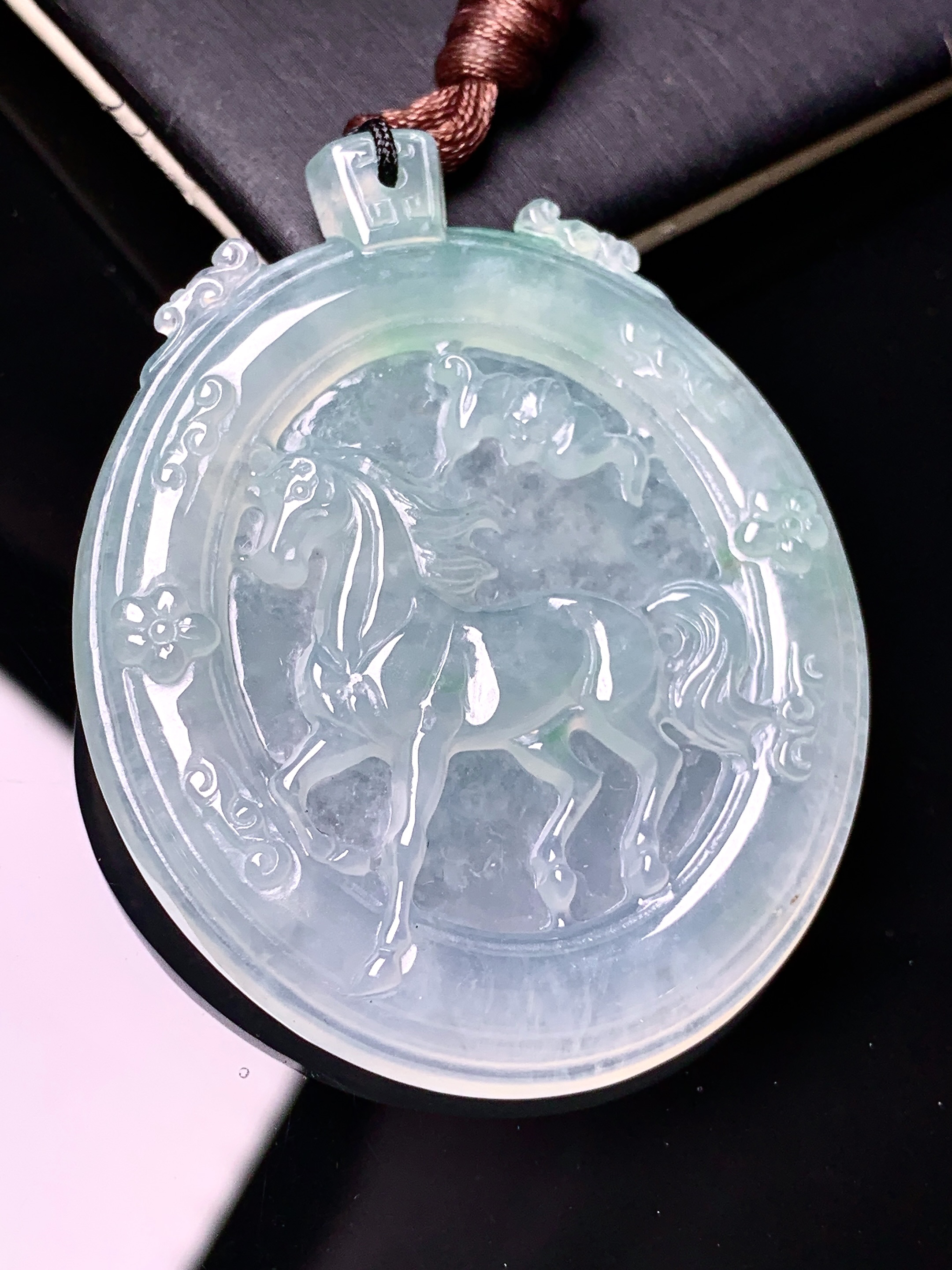 冰种生肖马吊坠 玉质细腻 色泽艳丽清新 水润亮眼 整体尺寸51*41*6b2